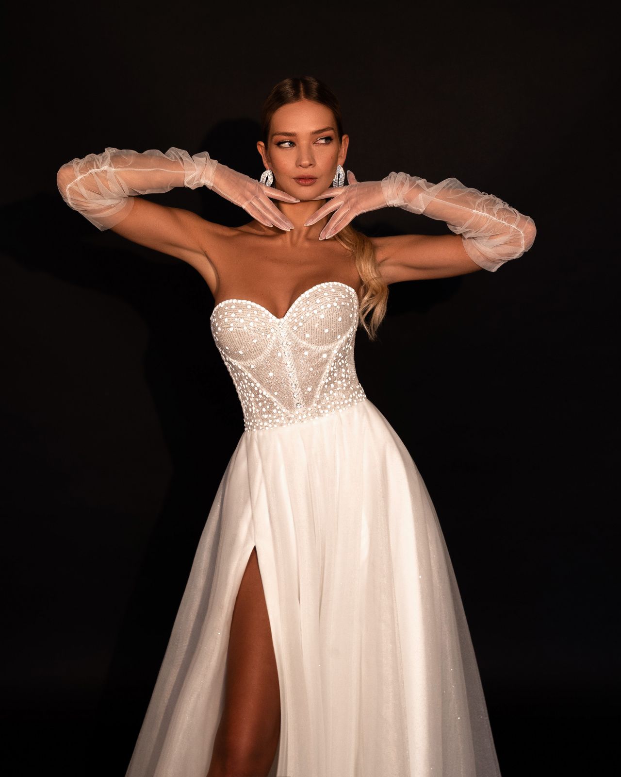 Легкое блестящее свадебное платье бюстье фото