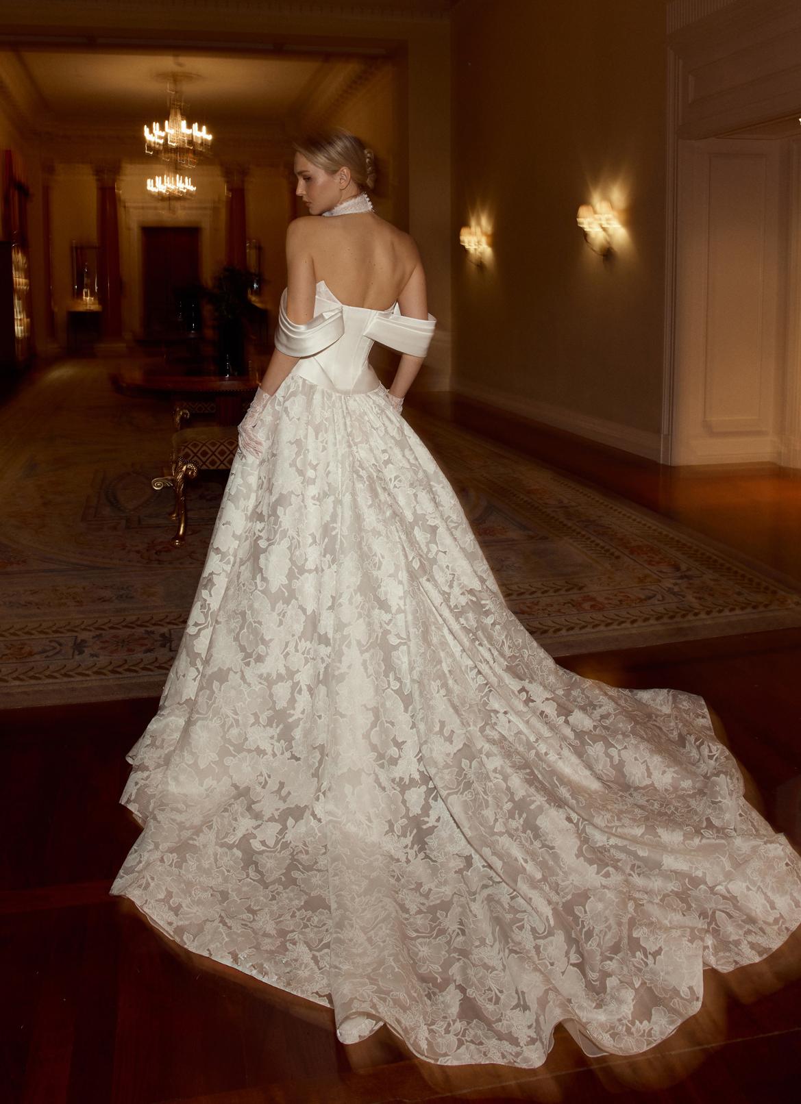 Роскошное свадебное платье из авторского кружева фото