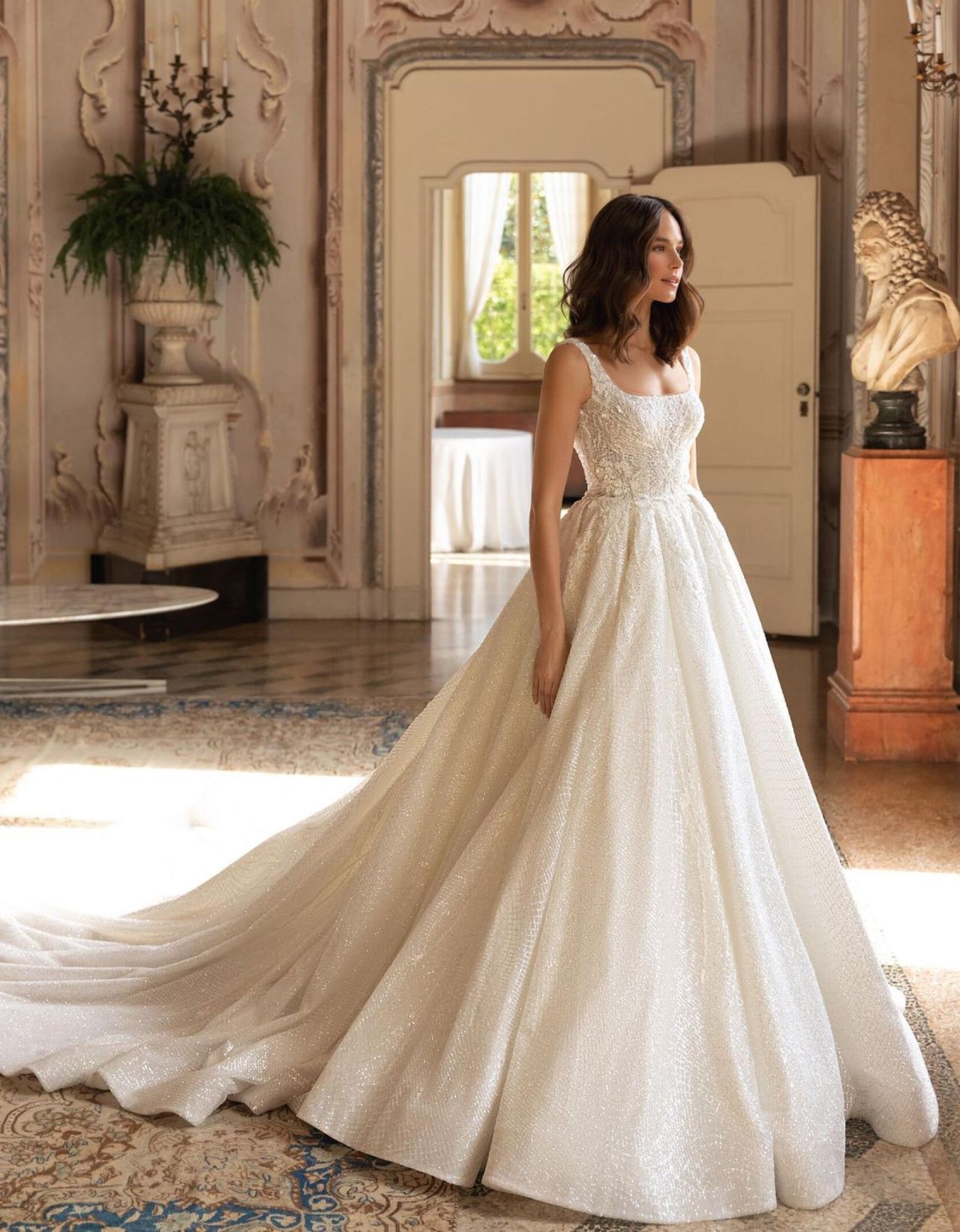 Королевское свадебное платье с квадратным вырезом фото