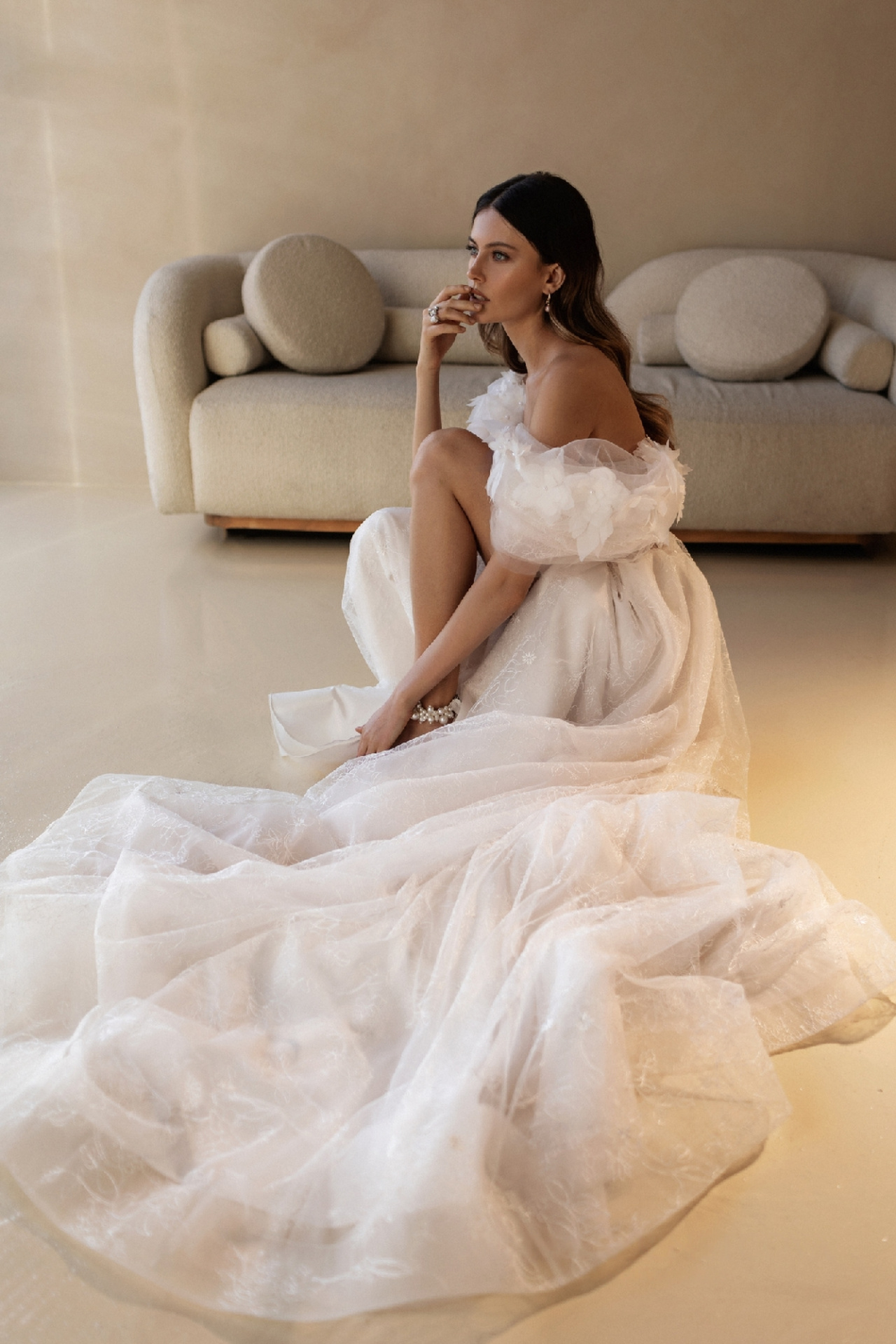 Кружевное свадебное платье с объемными цветами фото