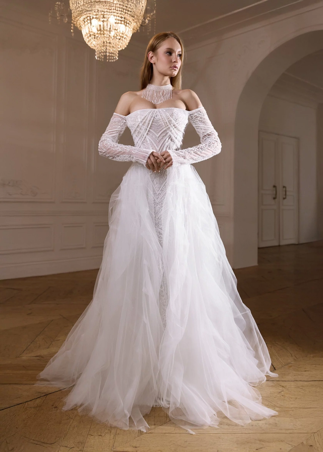 Свадебное платье с открытыми плечами и рукавами из роскошного кружева фото