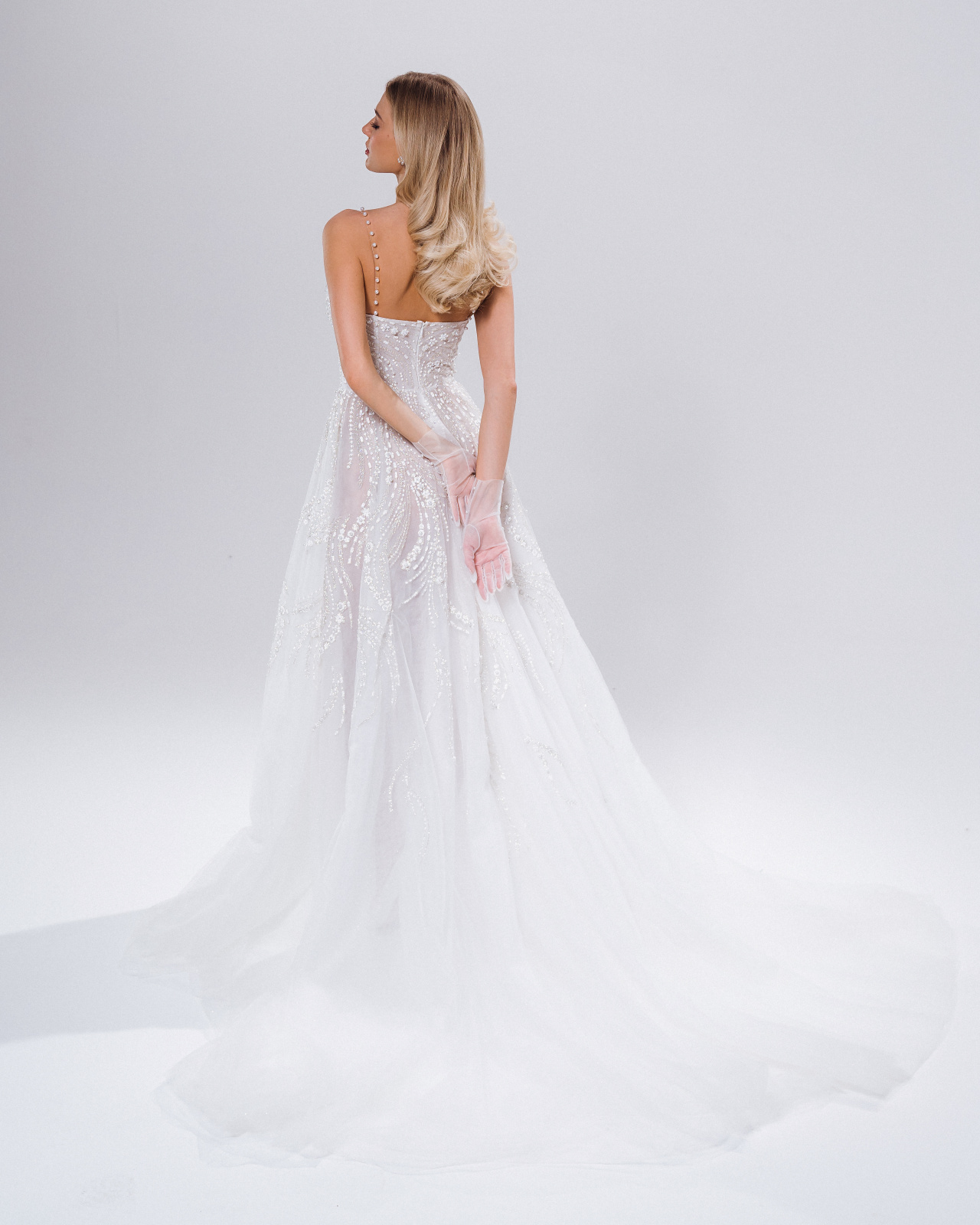 Сверкающее свадебное платье на тонких бретельках фото