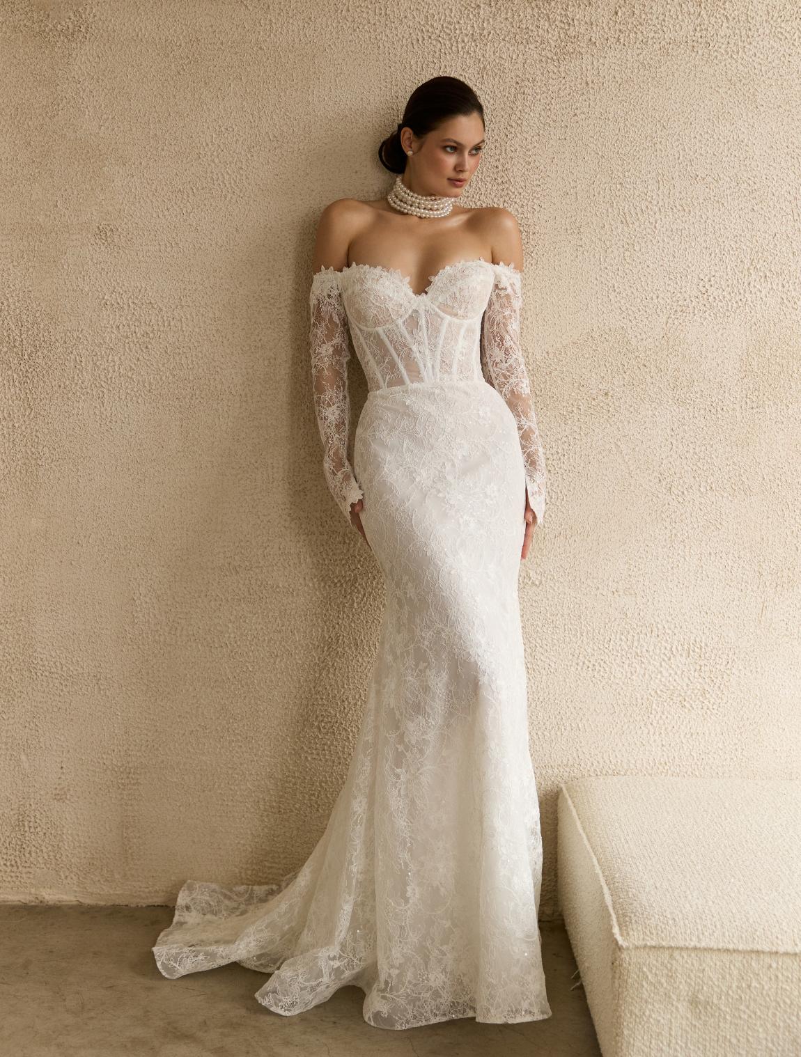 Кружевное свадебное платье с рукавами и открытым верхом фото