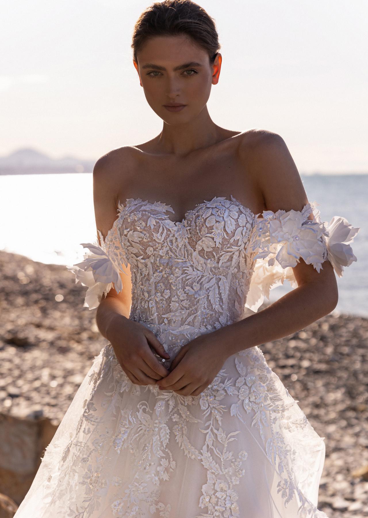 Кружевное свадебное платье с цветочными бретелями фото