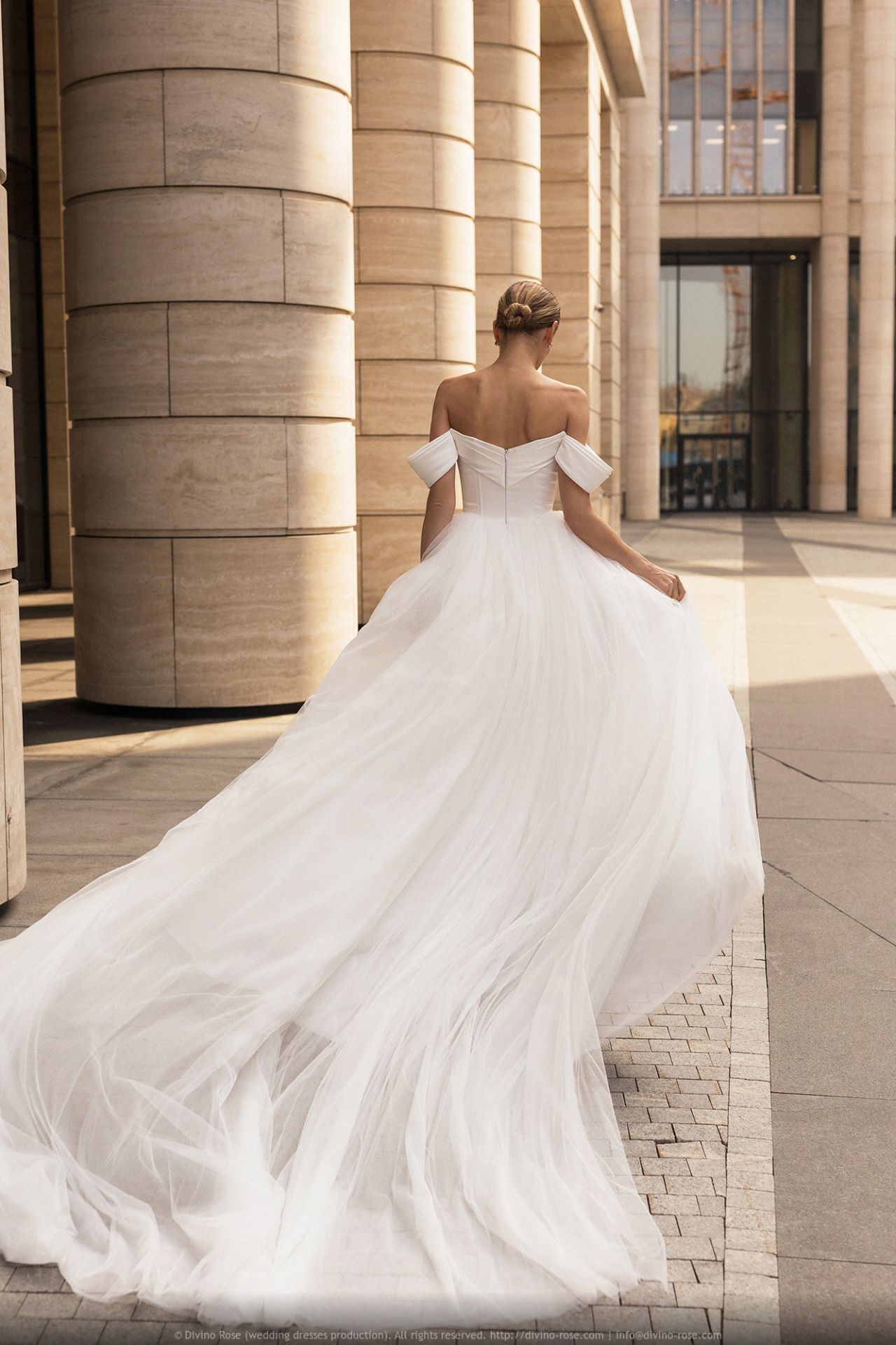 Нежное свадебное платье со шлейфом