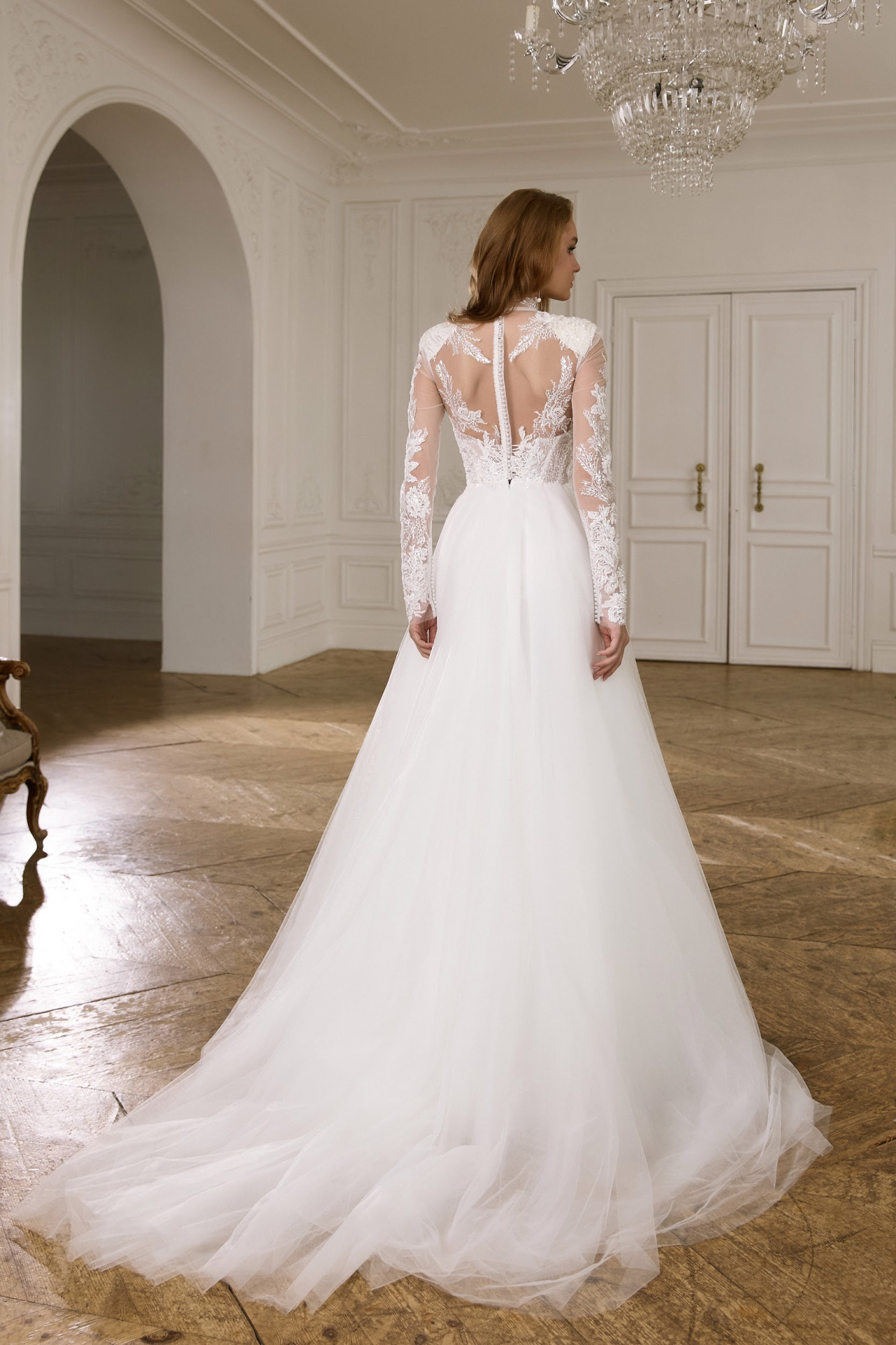 Закрытое свадебное платье с юбкой из фатина и кружевным верхом фото