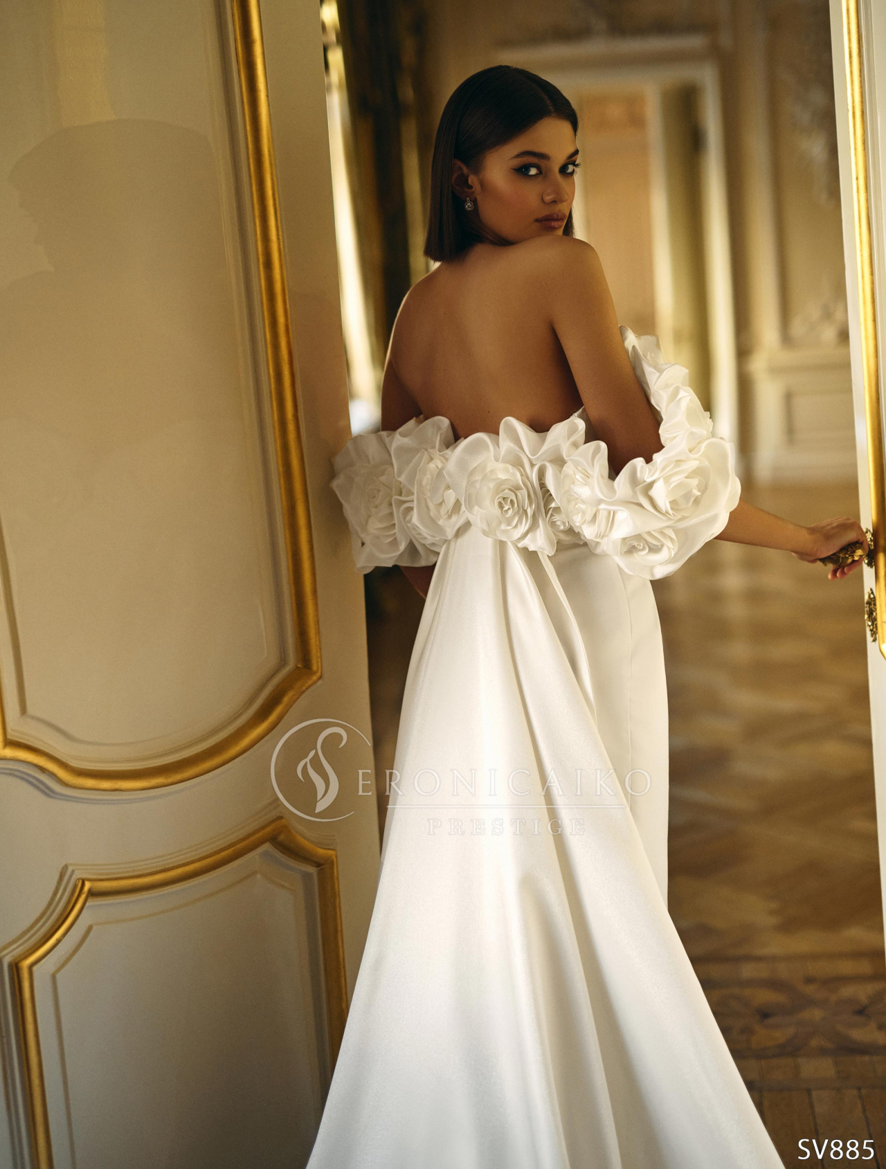 Роскошное свадебное платье с цветочным декором фото