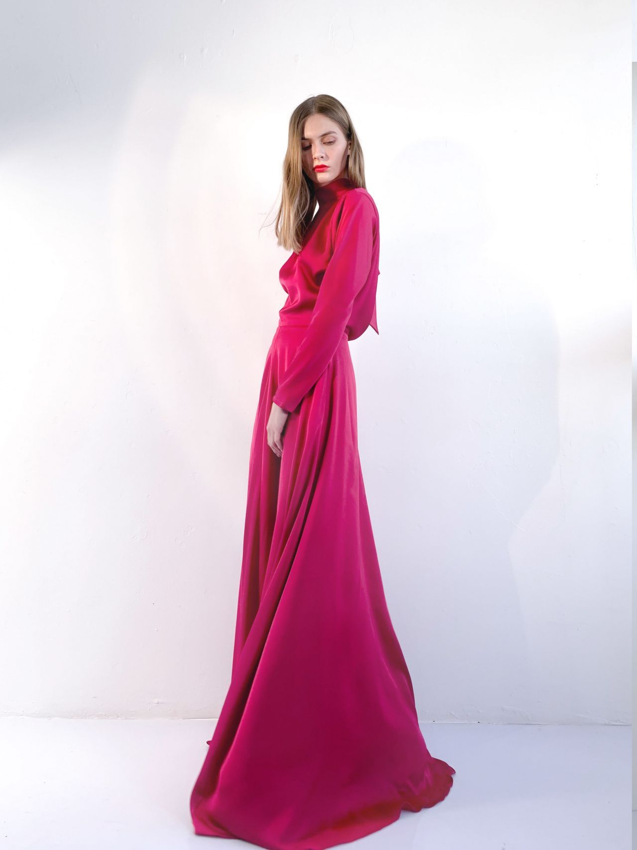 Рубиновое вечернее шёлковое платье фото