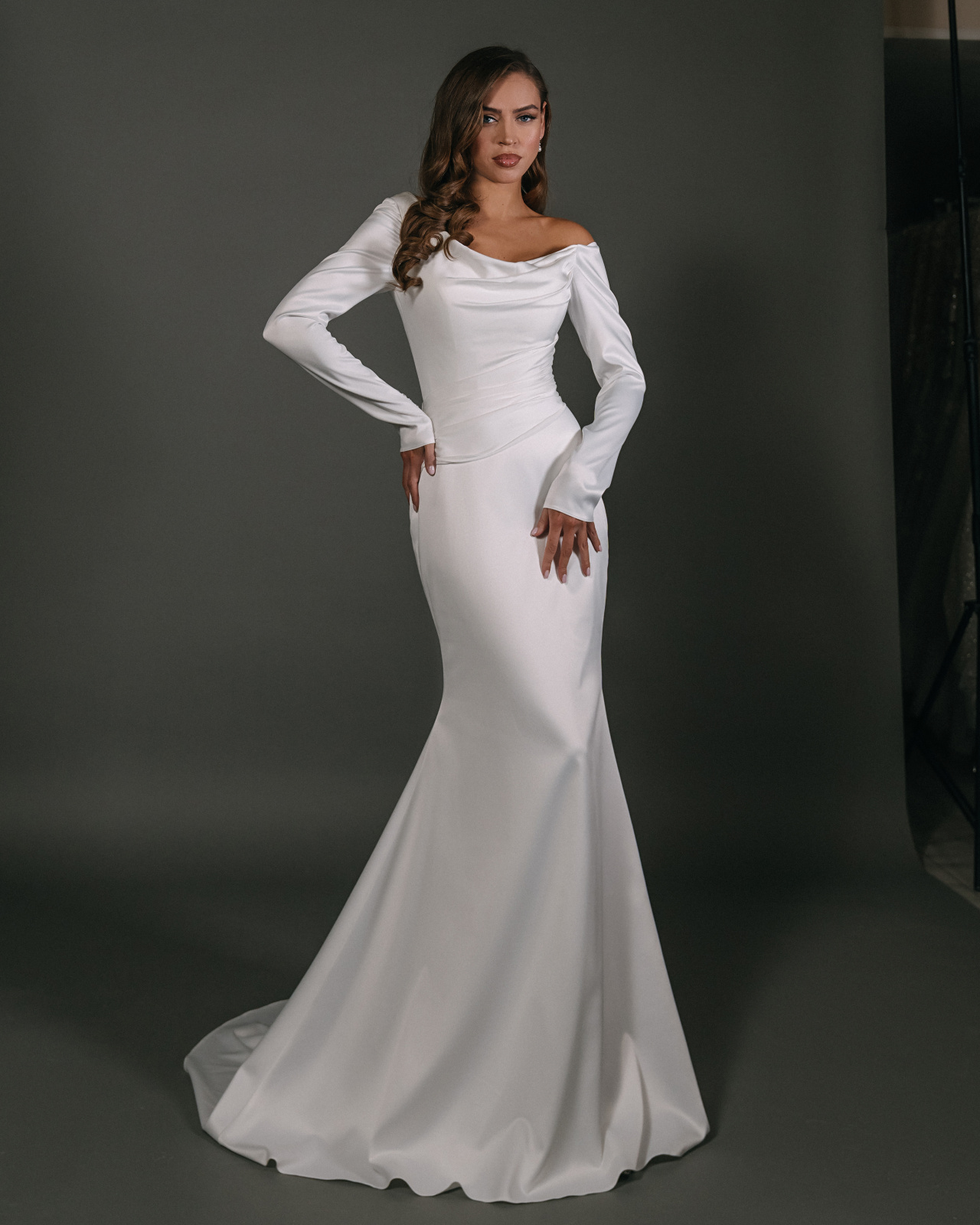 Атласное свадебное платье с ассиметричным верхом фото