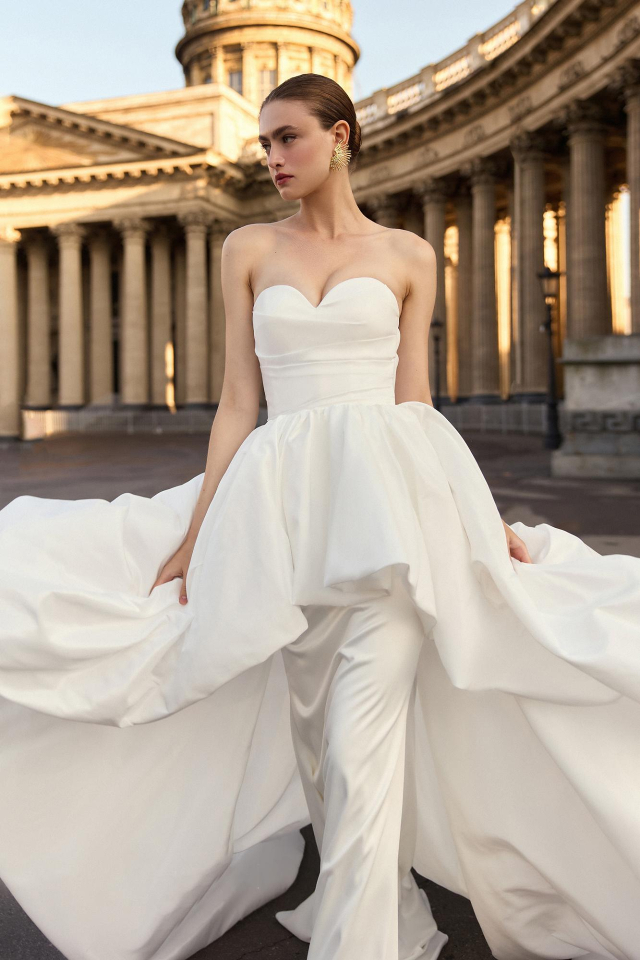 Стильное свадебное платье с необычной юбкой фото