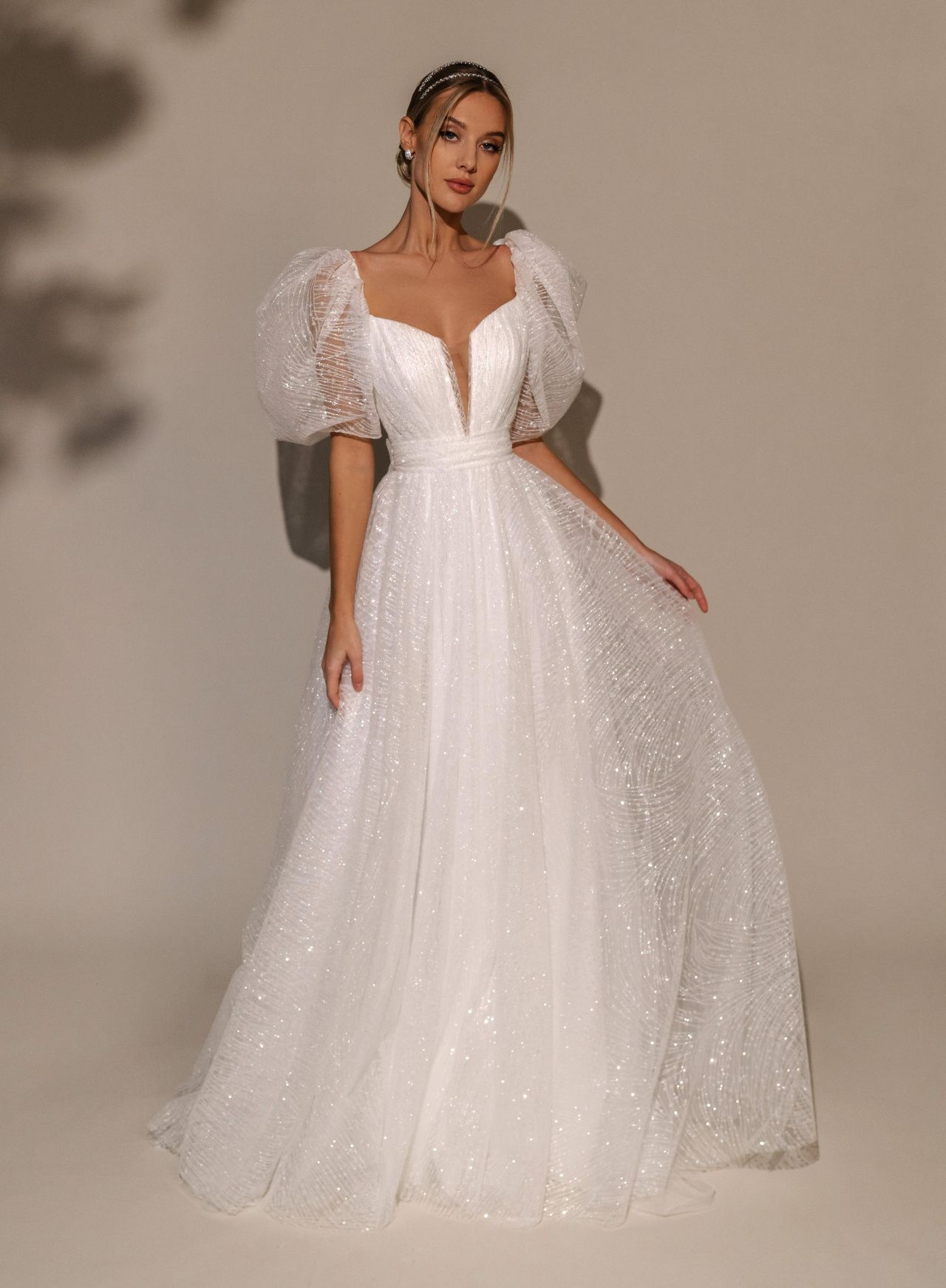 Блестящее свадебное платье с v-вырезом