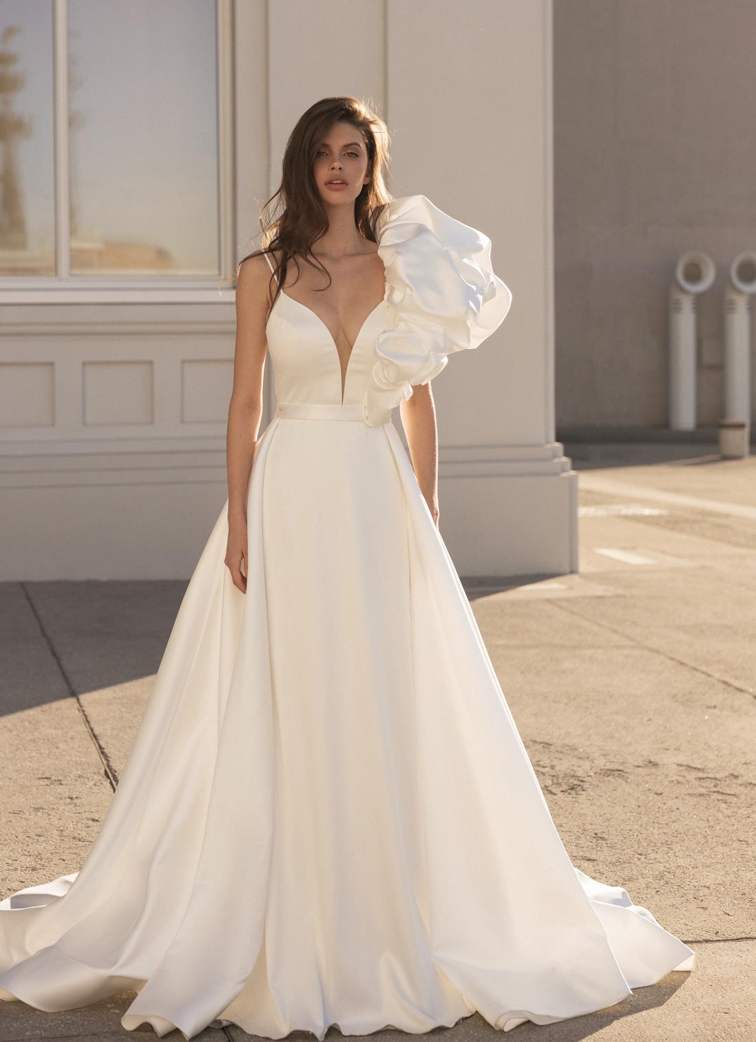 Лаконичное свадебное платье на тонких бретелях фото