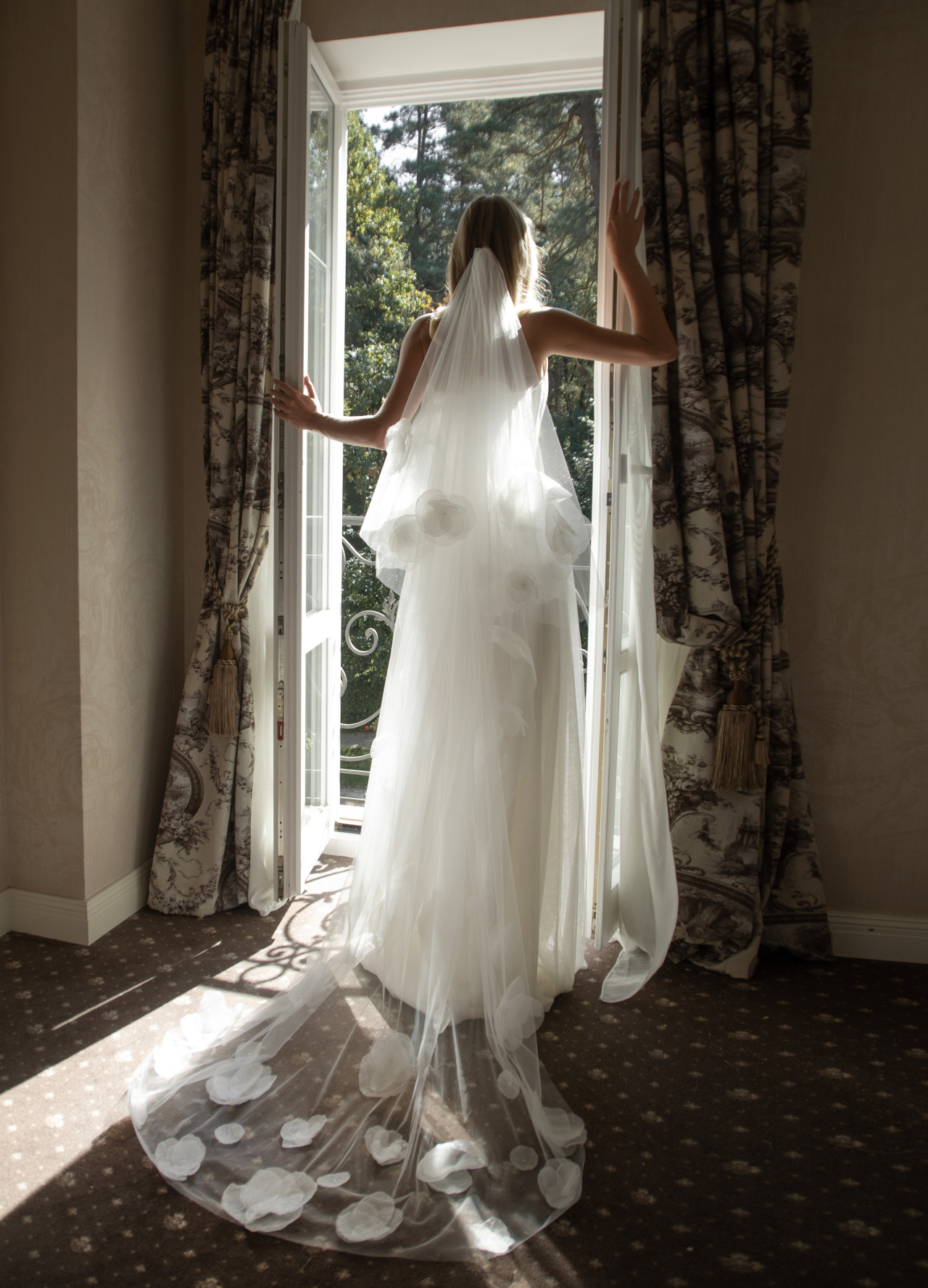 Длинная двухслойная фата с цветами фото