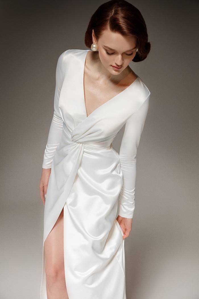 Минималистичное свадебное платье с v-вырезом фото