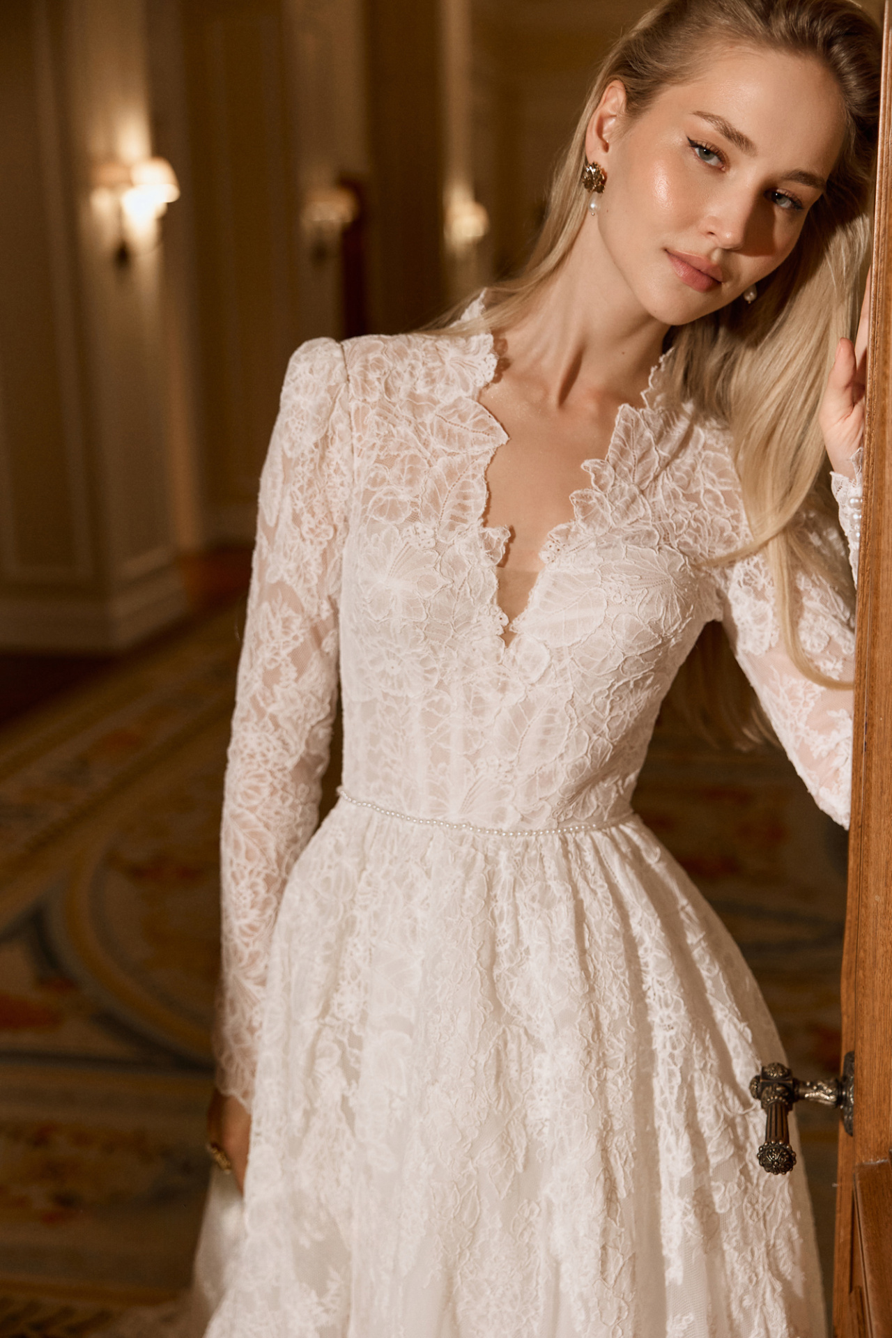 Закрытое кружевное свадебное платье cо шлейфом фото