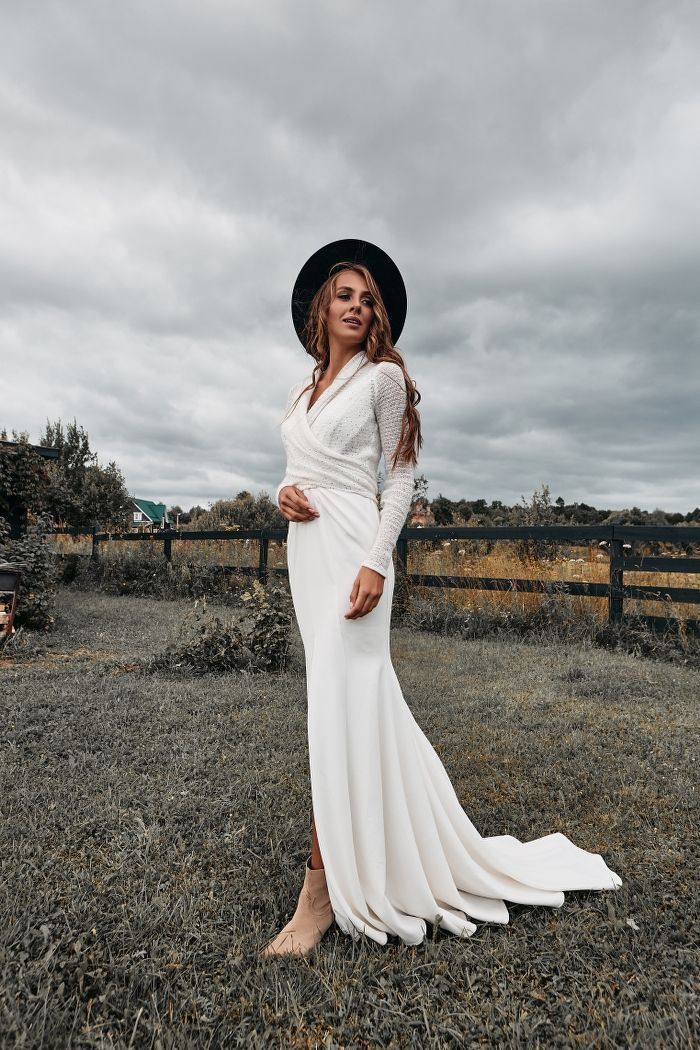 Белый свитер с пайетками