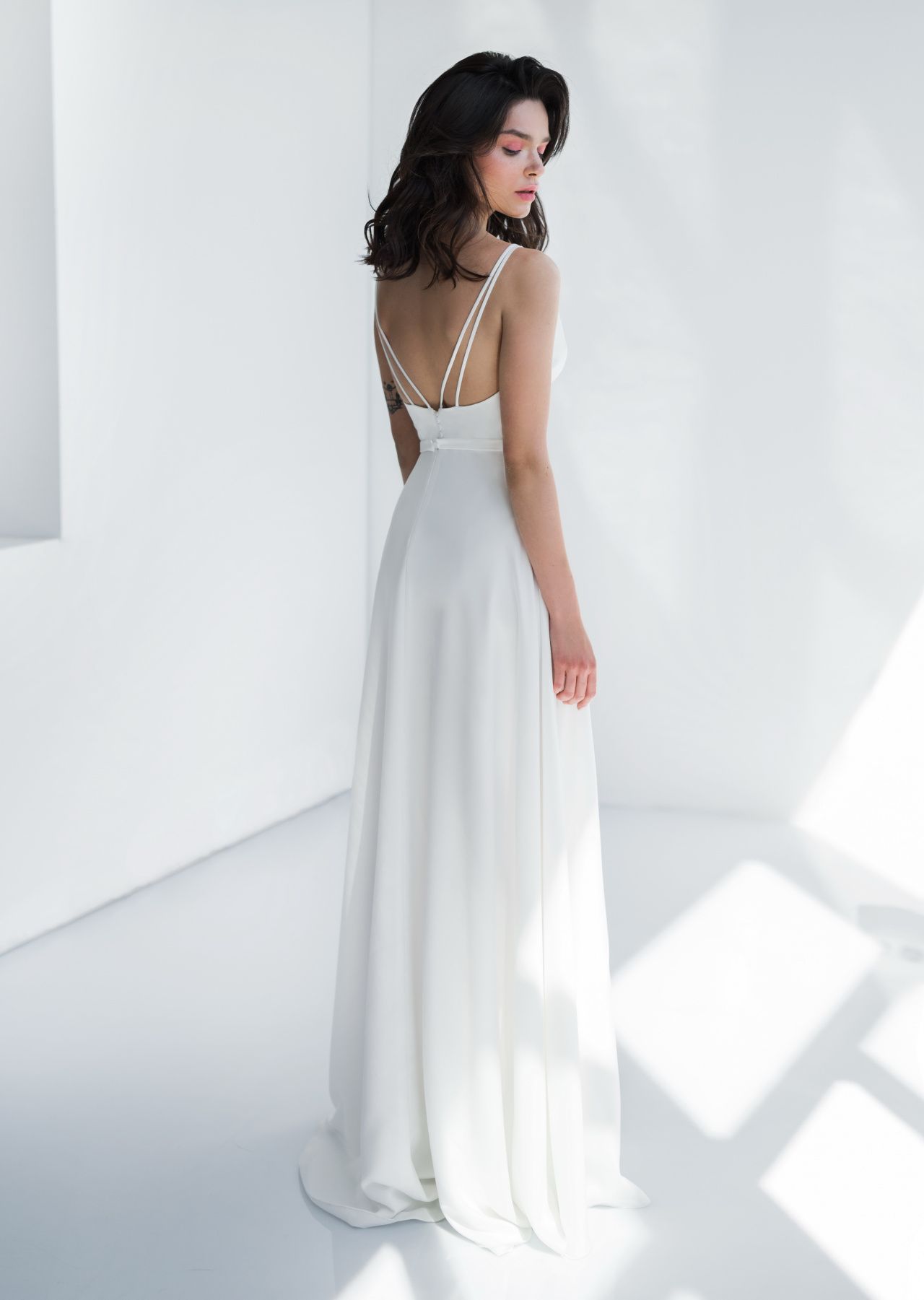 Белое свадебное платье из шёлка фото