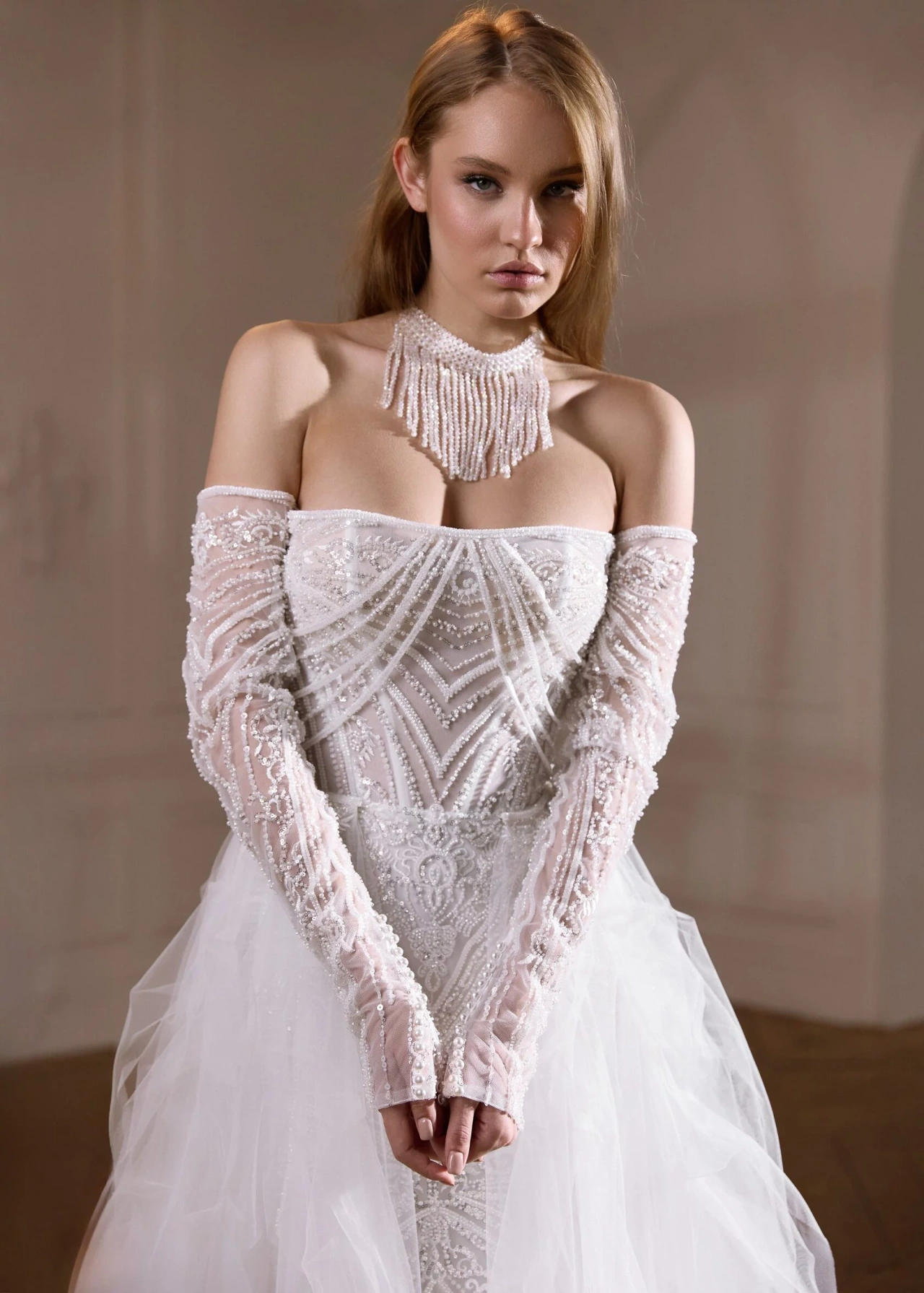 Свадебное платье с открытыми плечами и рукавами из роскошного кружева фото