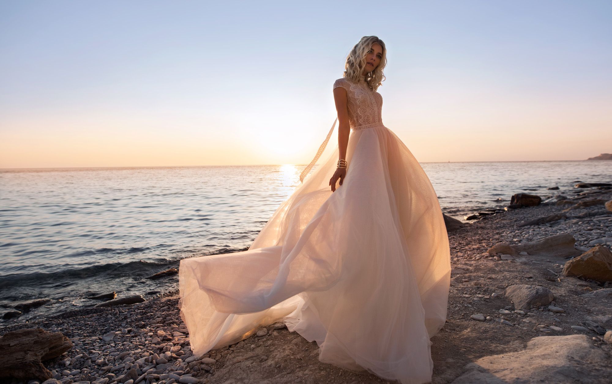 Легкое свадебное платье с открытой спиной фото