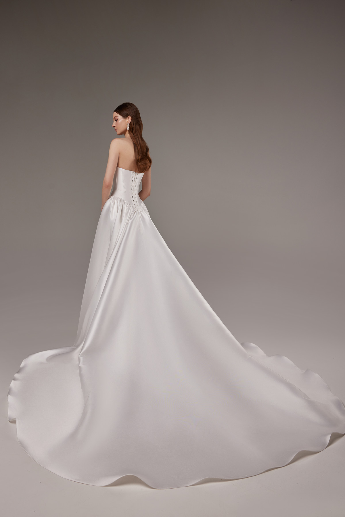 Пышное свадебное платье из микадо с заниженной талией фото