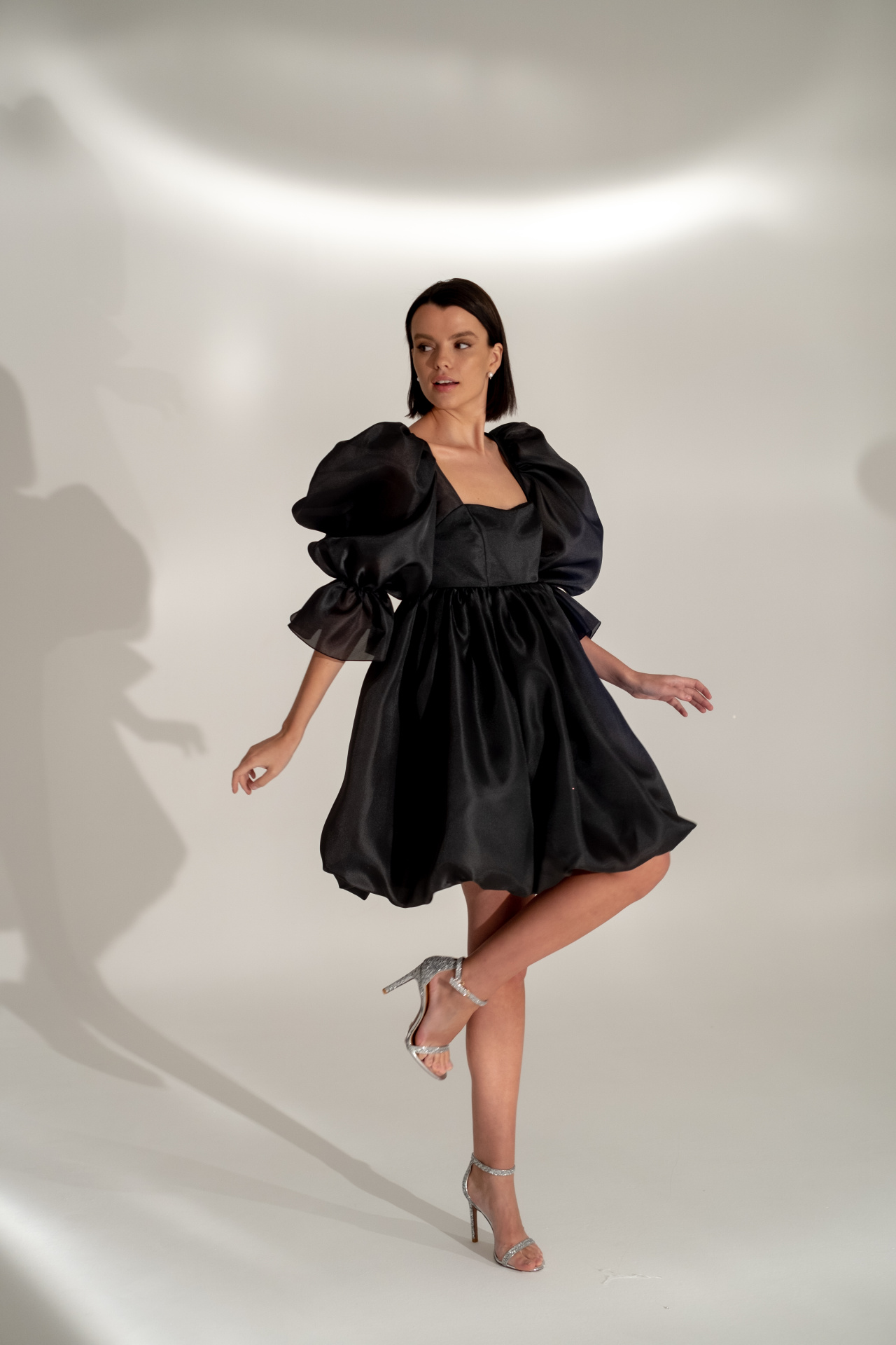 Короткое чёрное платье с объемными рукавами фото