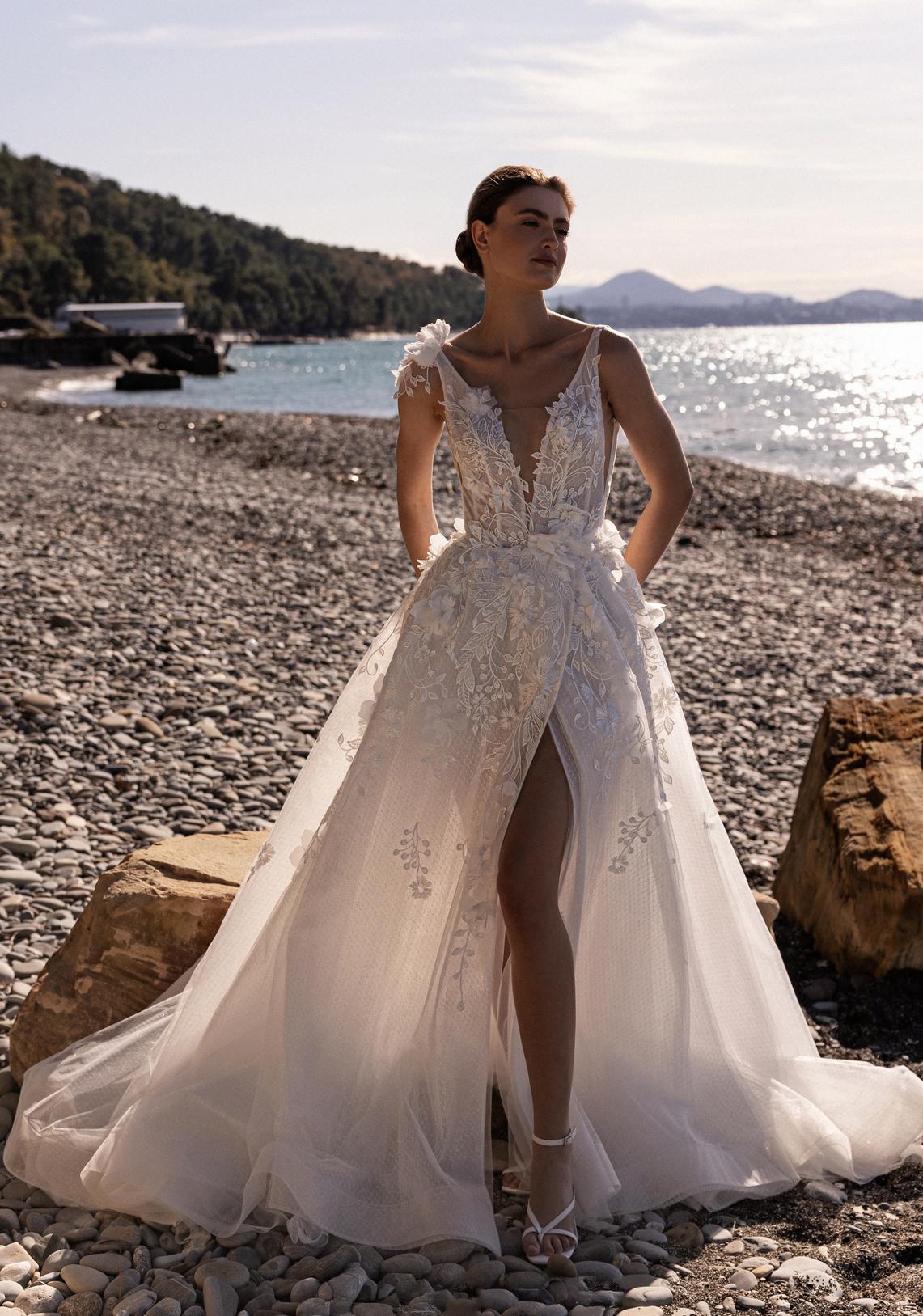 Кружевное свадебное платье с глубоким вырезом фото