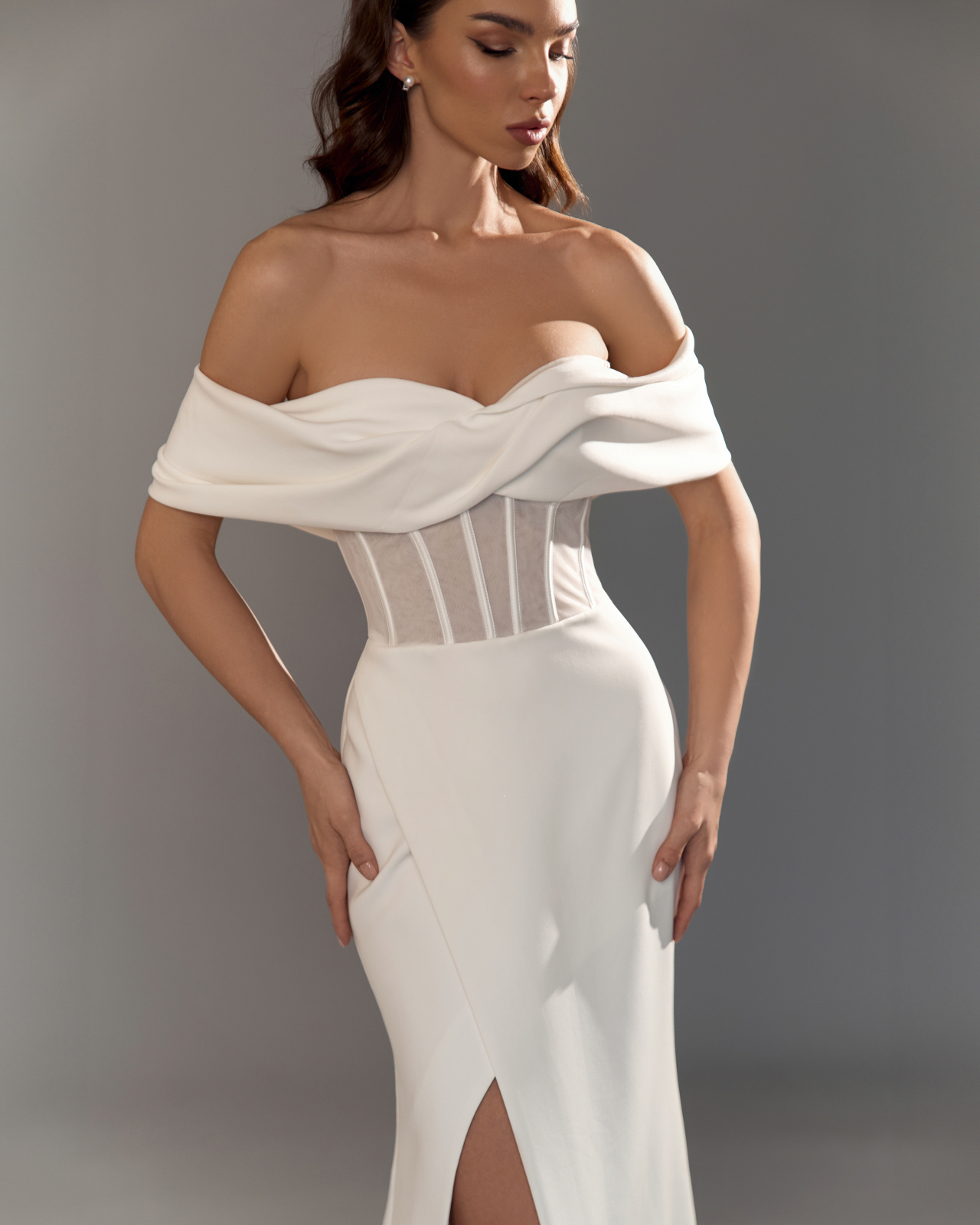 Лаконичное свадебное платье с прозрачным корсетом фото