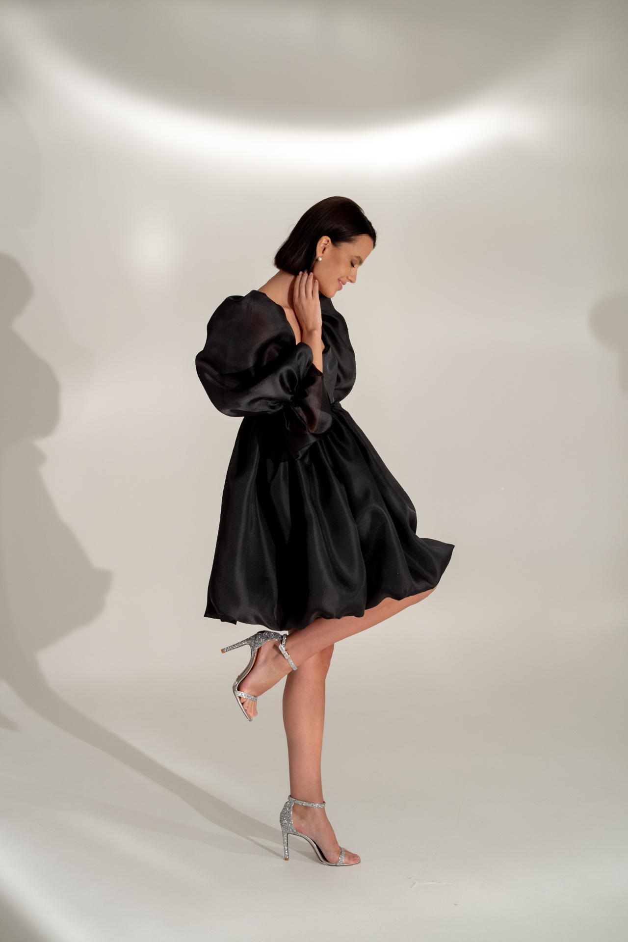 Короткое чёрное платье с объемными рукавами фото