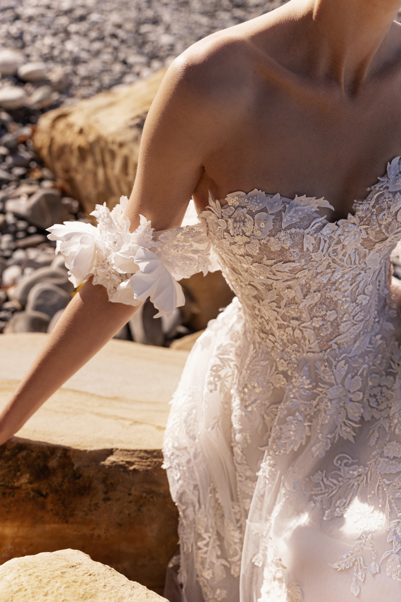 Кружевное свадебное платье с цветочными бретелями фото