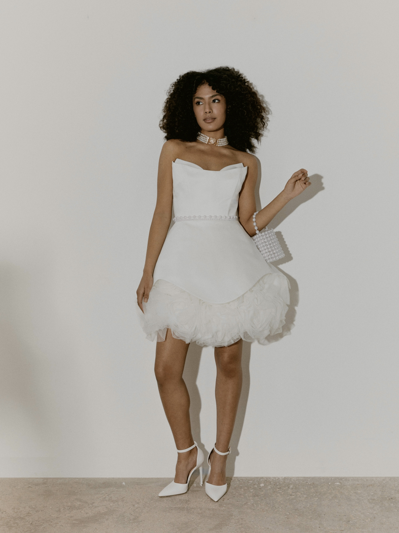 Стильный комплект из атласного мини платья и юбки из 3Д цветов фото