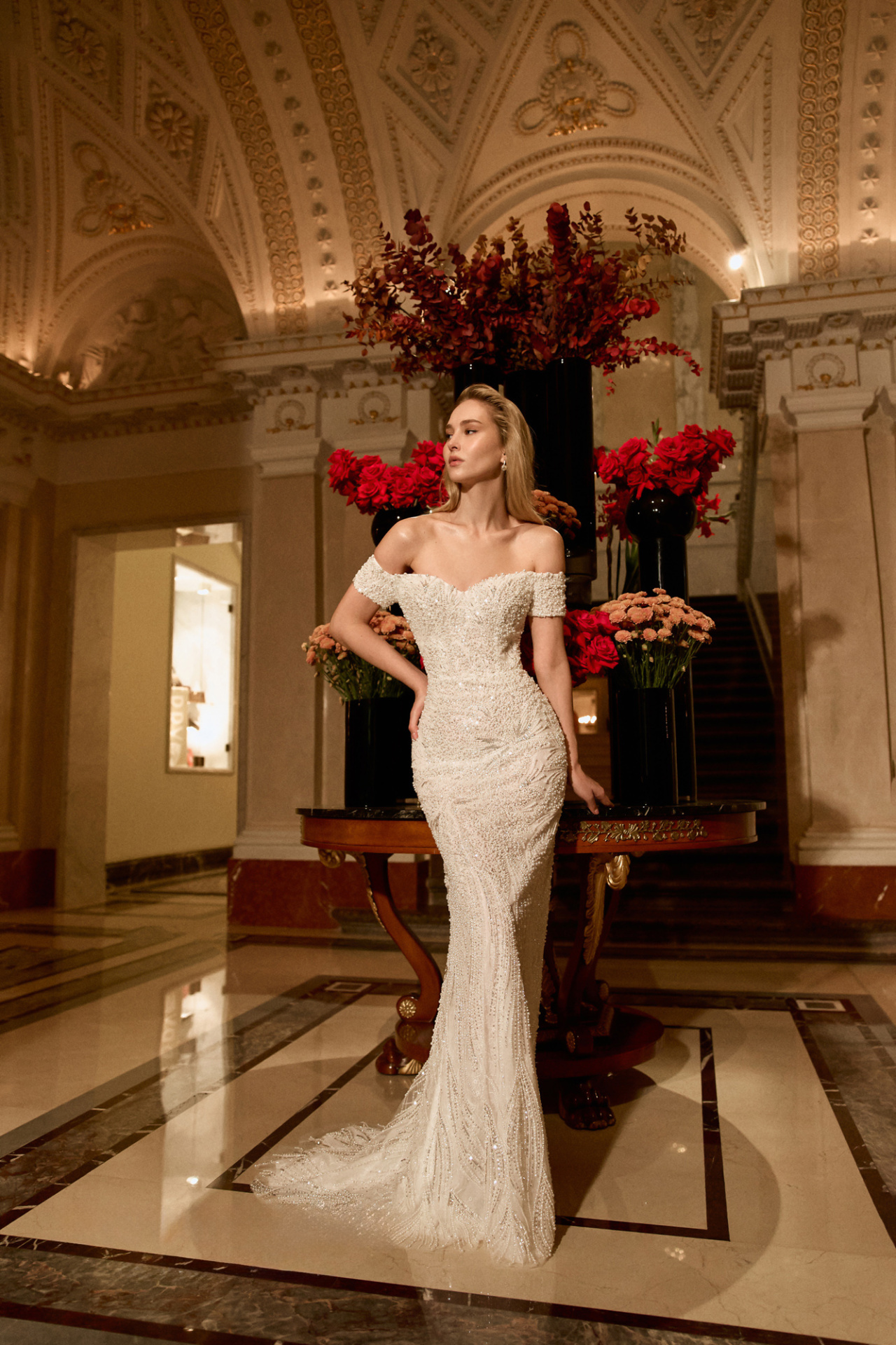 Роскошное облегающее свадебное платье с открытыми плечами фото