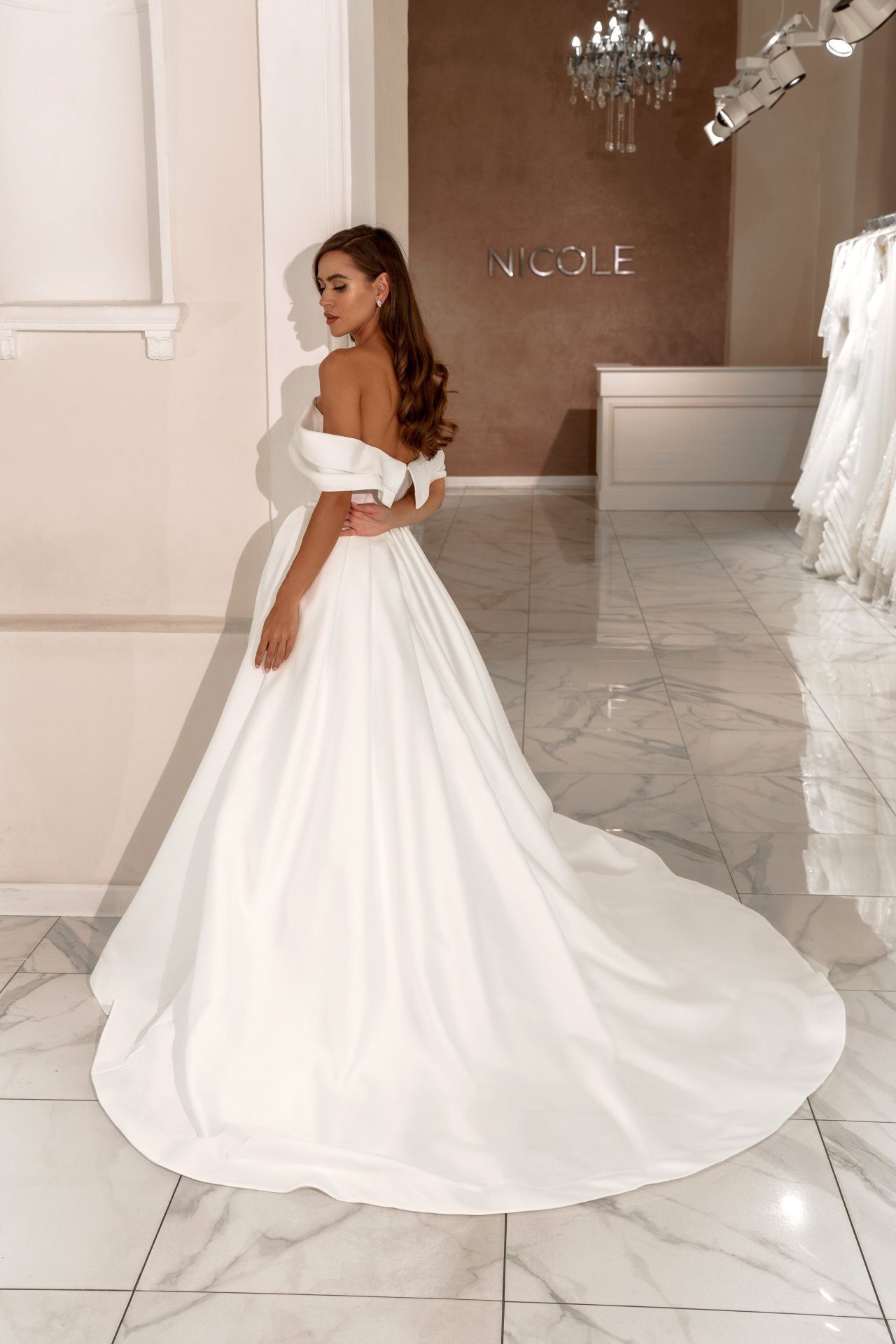 Атласное свадебное платье с вырезом лодочка фото