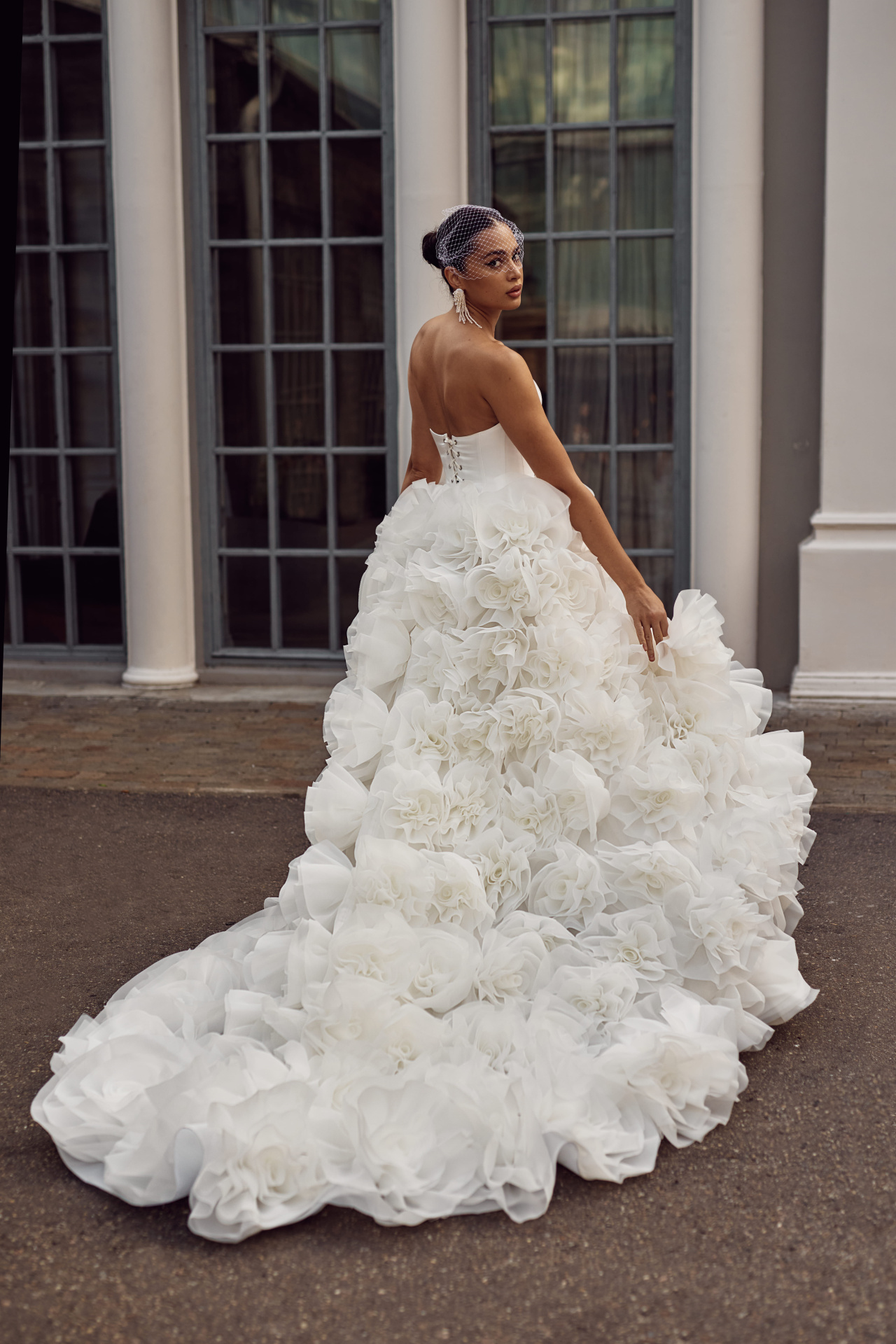 Роскошный свадебный комплет с пышной многоярусной юбкой фото