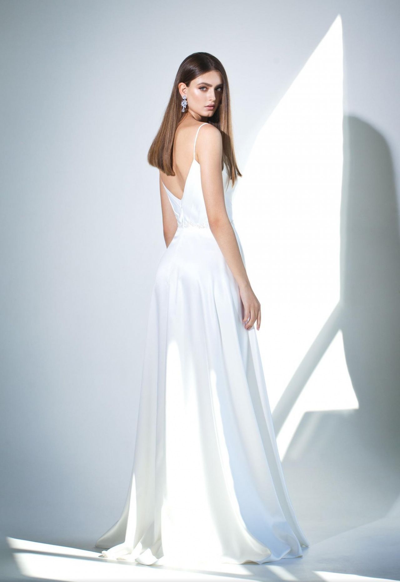 Атласное свадебное платье с разрезом от бедра фото