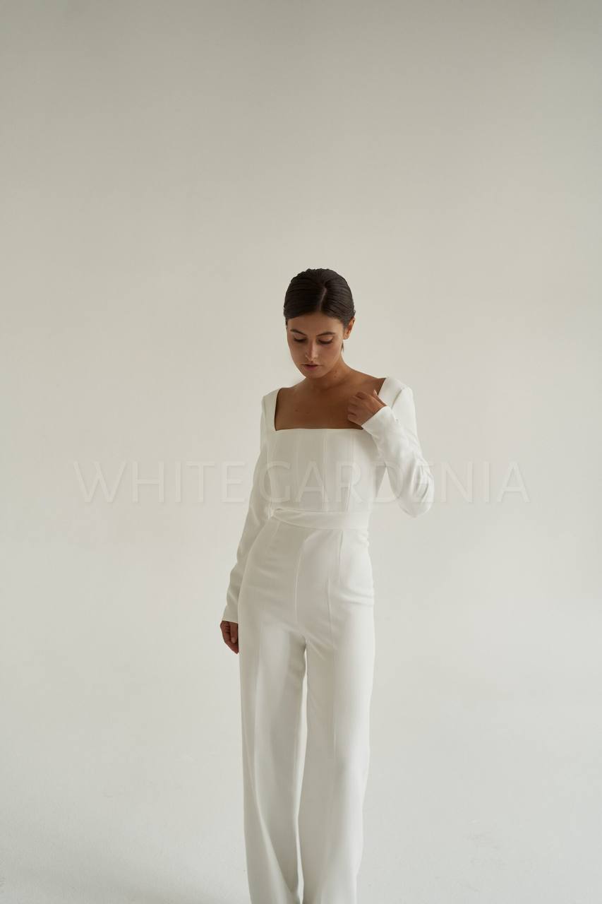 Белый свадебный комбинезон с квадратным вырезом фото