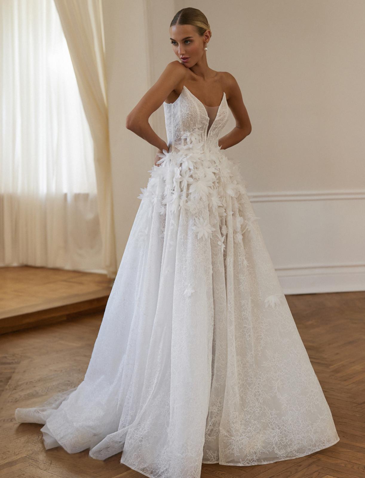 Эффектное свадебное платье с объемными цветками фото