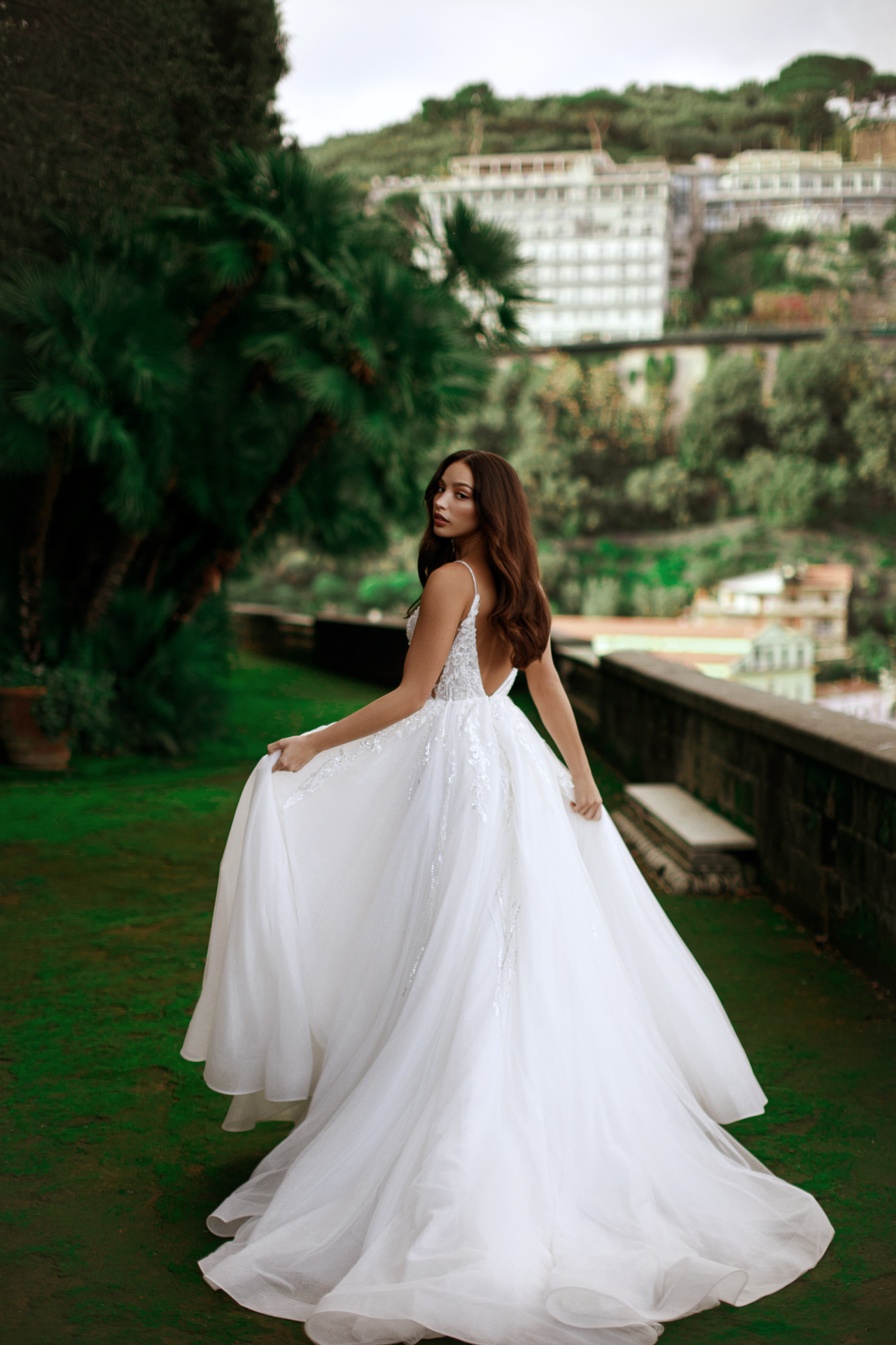 Роскошное свадебное платье на тонких бретелях фото