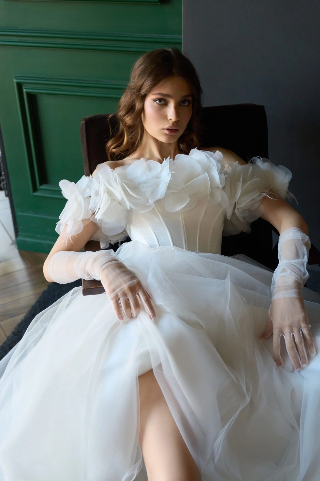 Свадебное платье с объемными лепестками фото