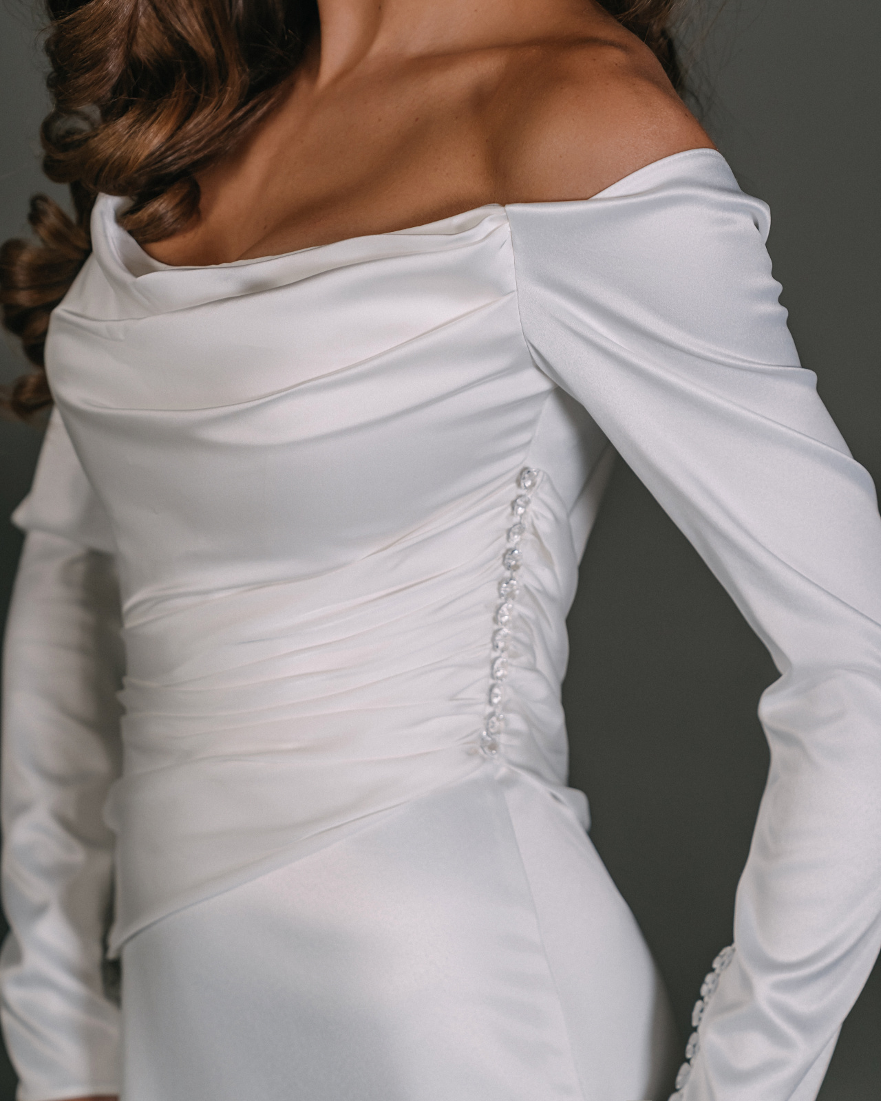 Атласное свадебное платье с ассиметричным верхом фото