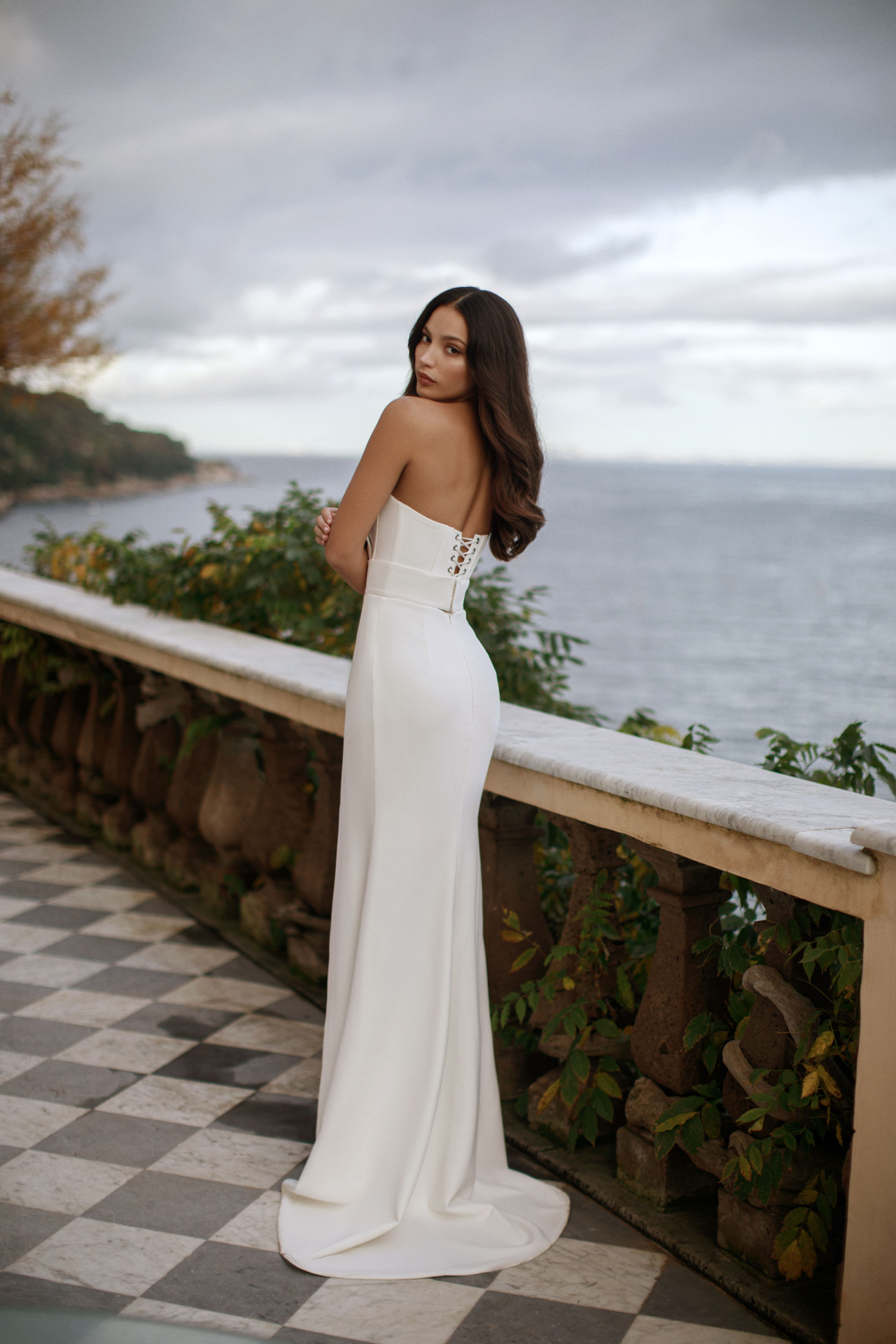 Стильное свадебное платье с разрезом на юбке фото