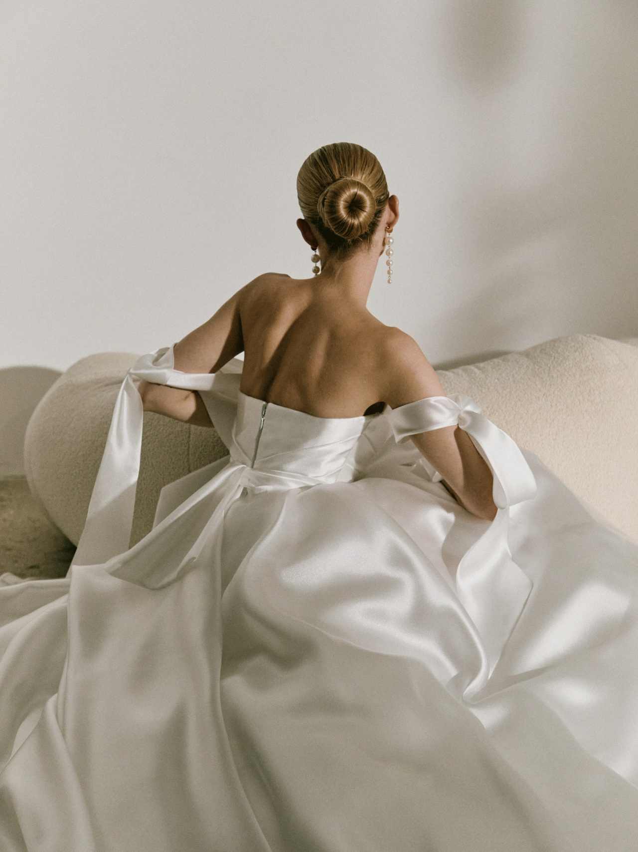 Атласное свадебное платье с бретелями-бантами фото