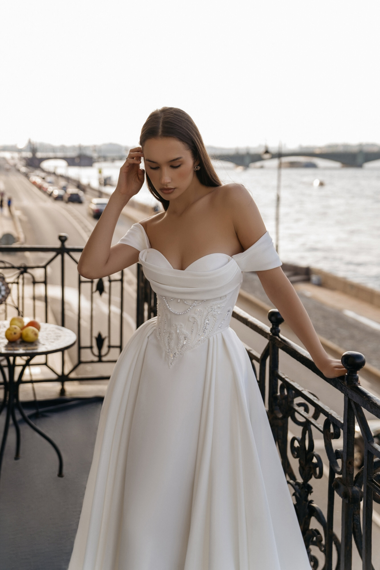 Атласное свадебное платье с объемной вышивкой фото