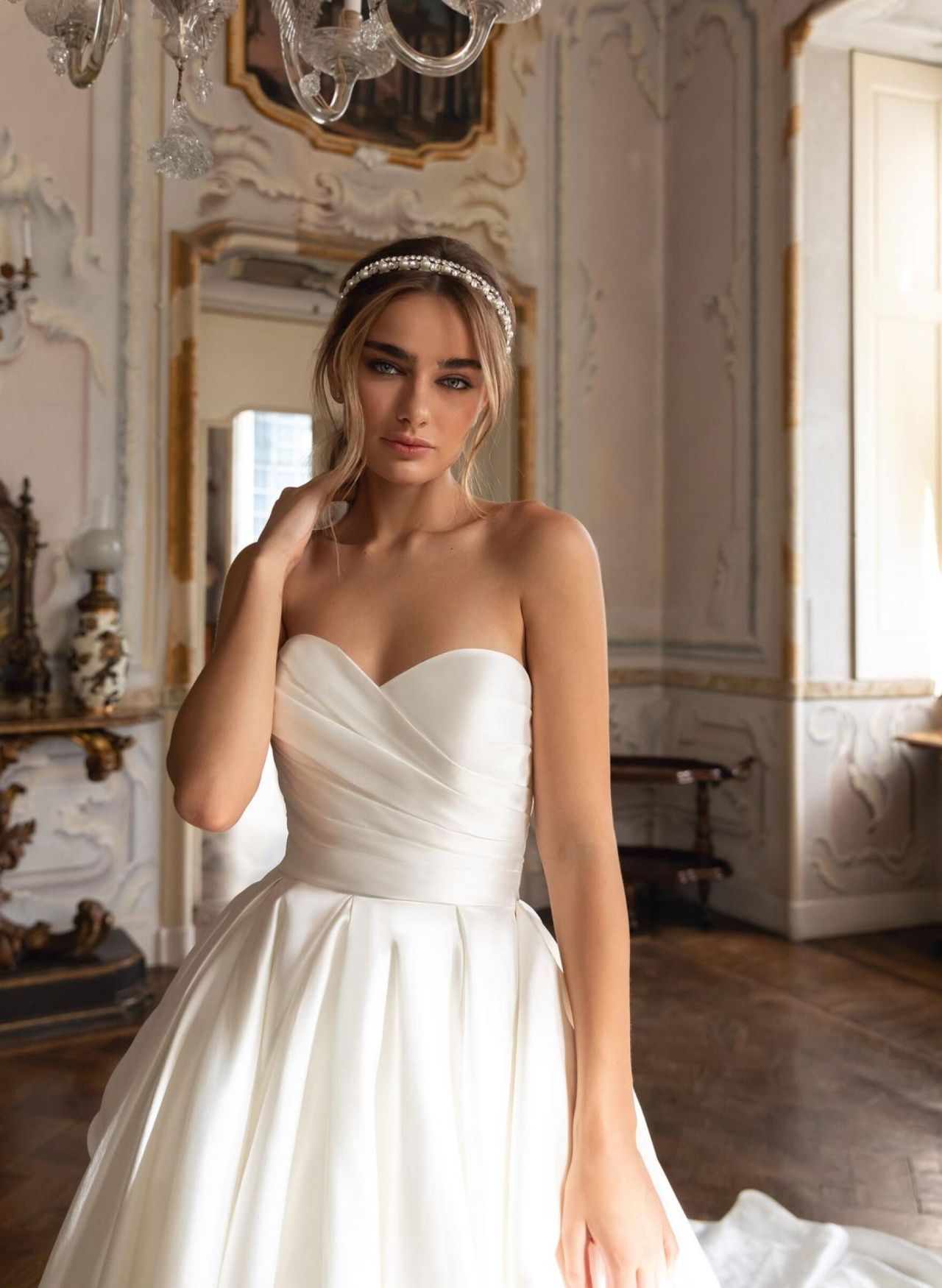 Королевское атласное свадебное платье фото