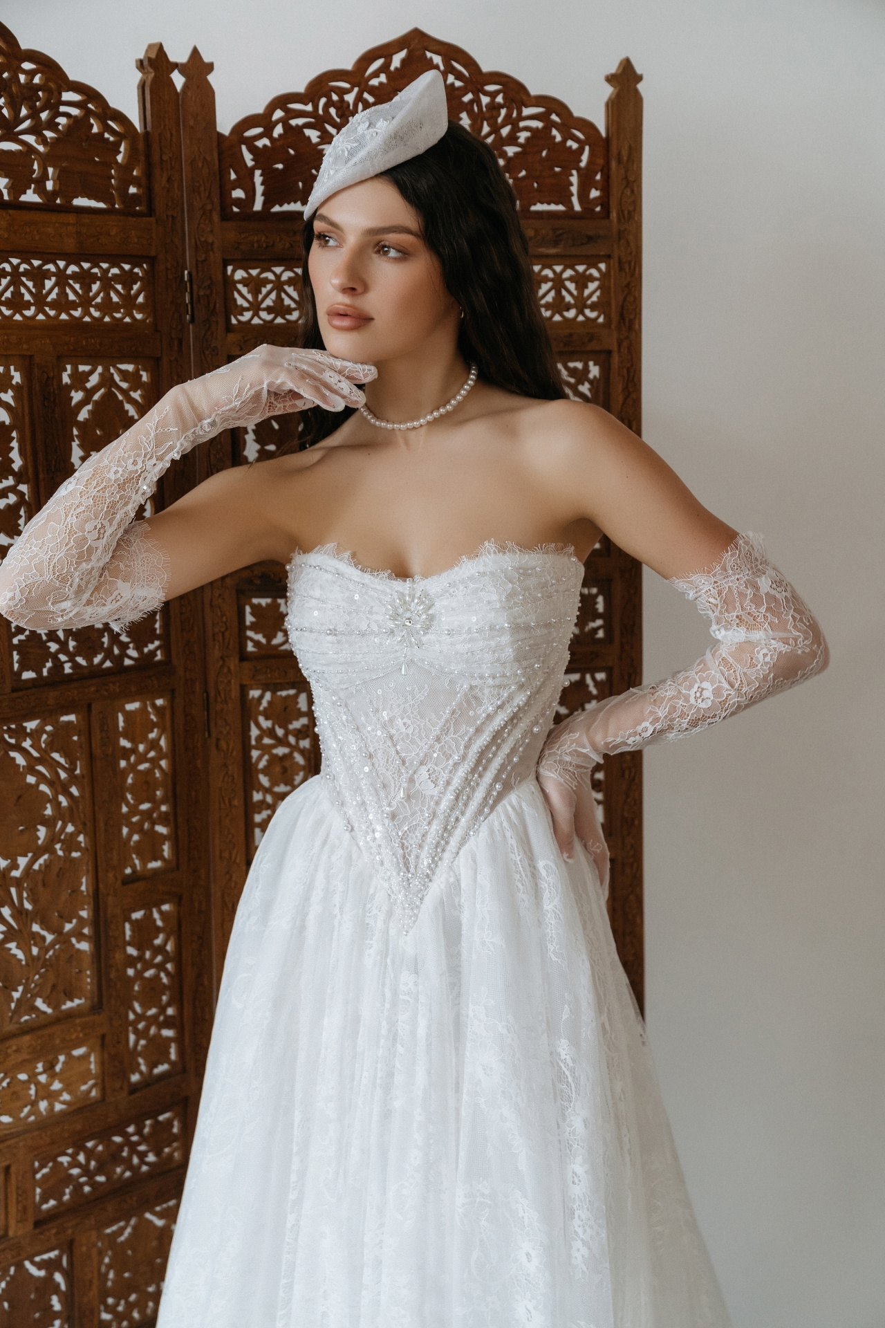 Роскошное кружевное свадебное платье с диснеевским корсетом фото