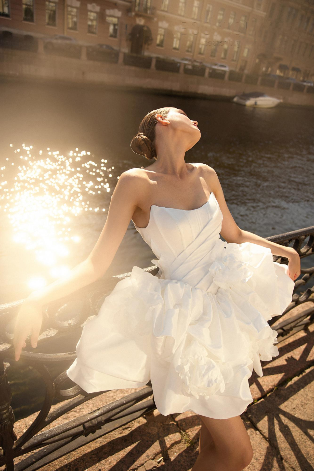 Короткое свадебное платье с красивой пышной юбкой фото