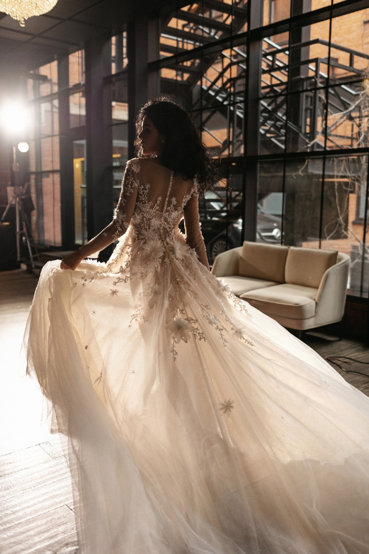 Дизайнерское свадебное платье с объемными цветами фото