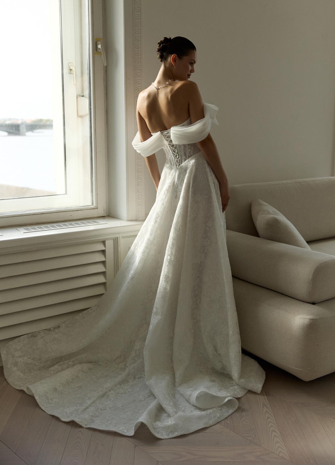 Кружевное свадбеное платье с открытыми плечами фото