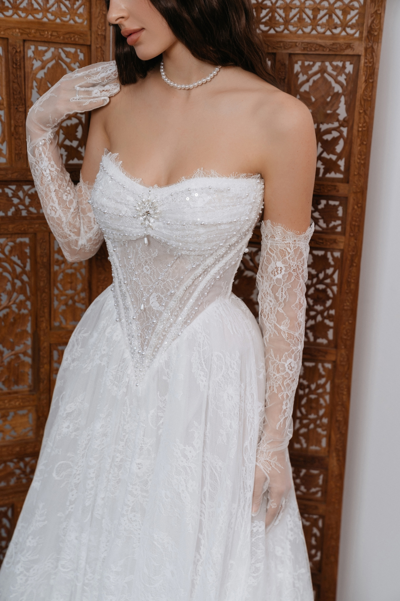 Роскошное кружевное свадебное платье с диснеевским корсетом фото