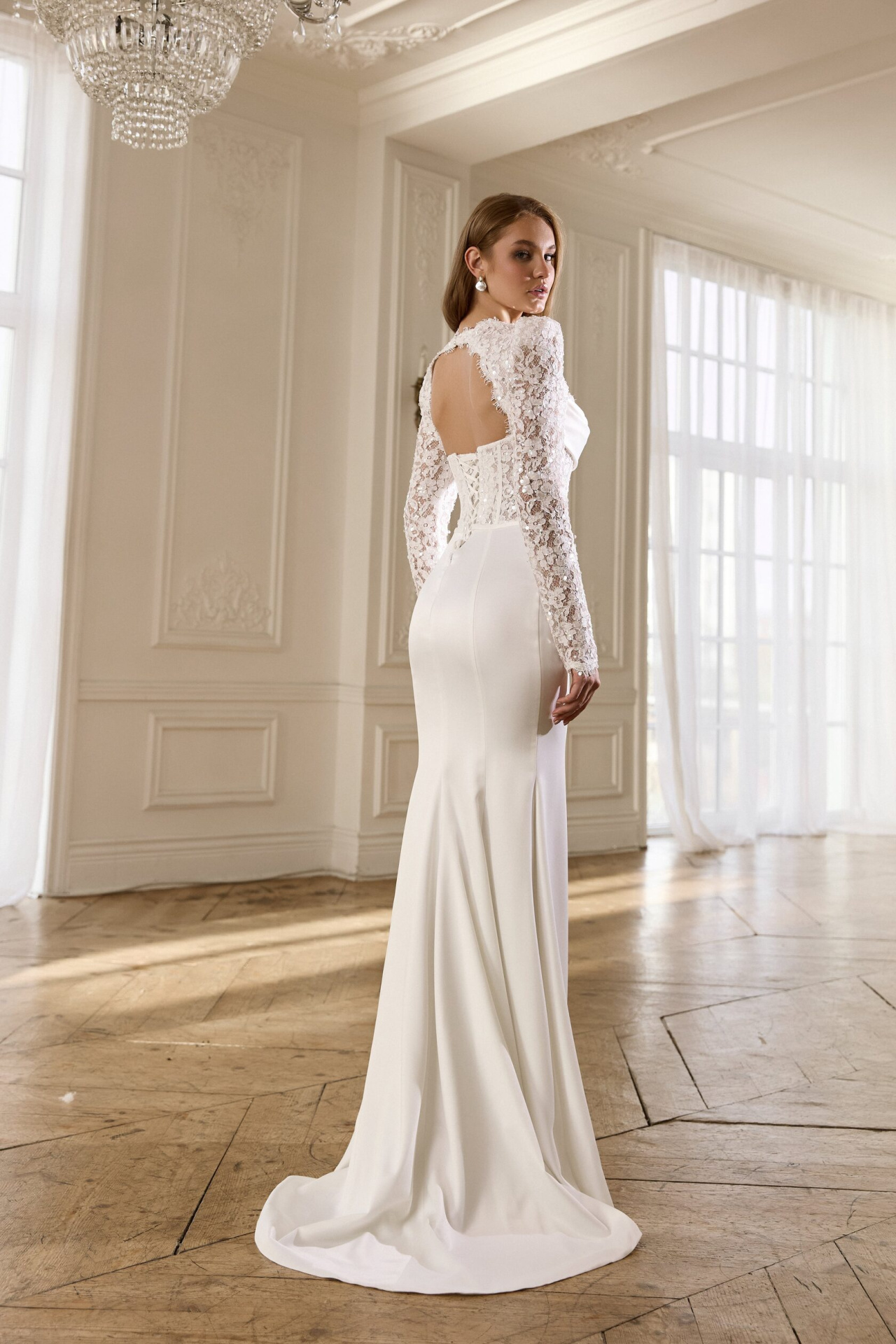 Свадебное платье с кружевным корсетом и рукавами фото