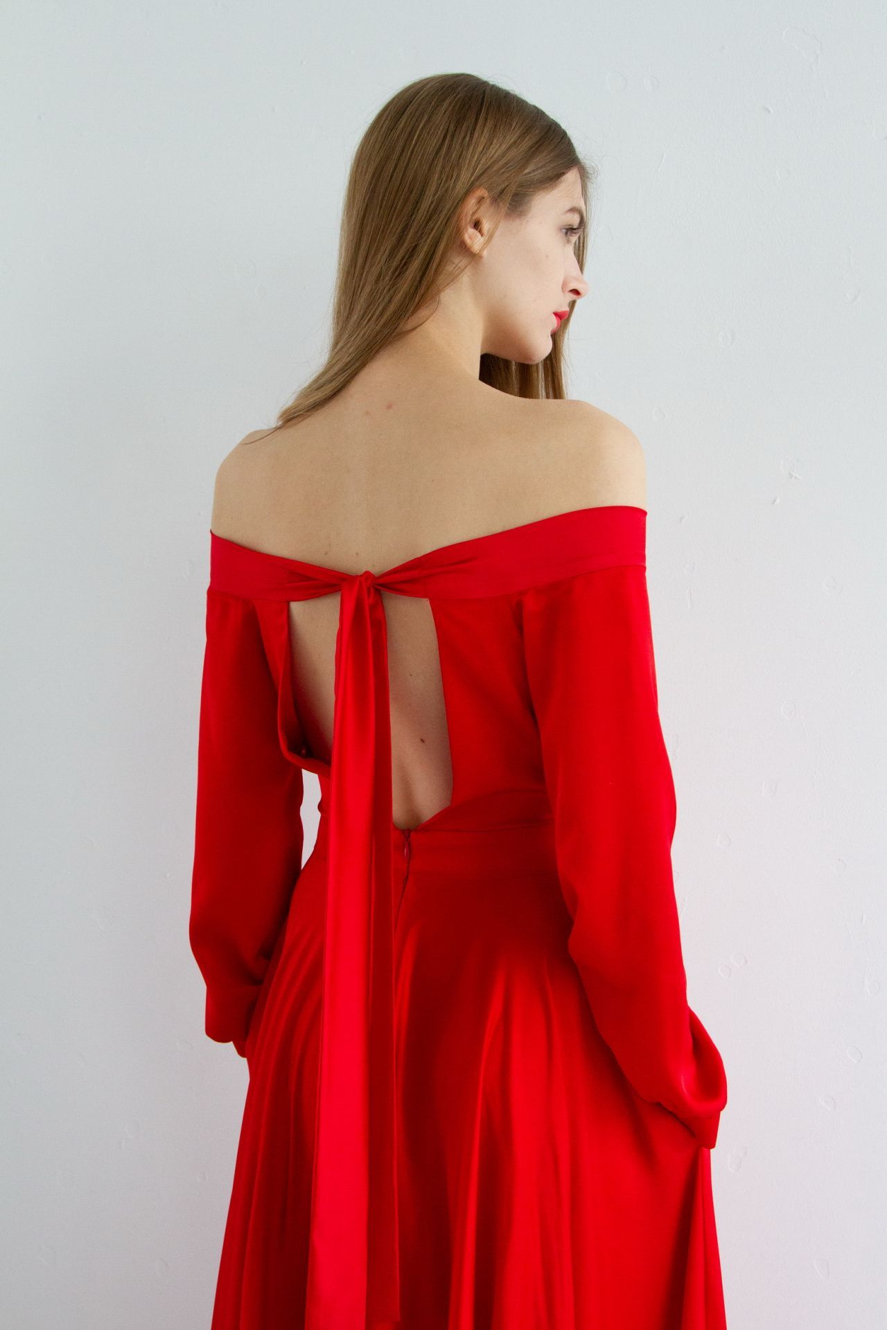 Шёлковое красное платье с рукавами фото